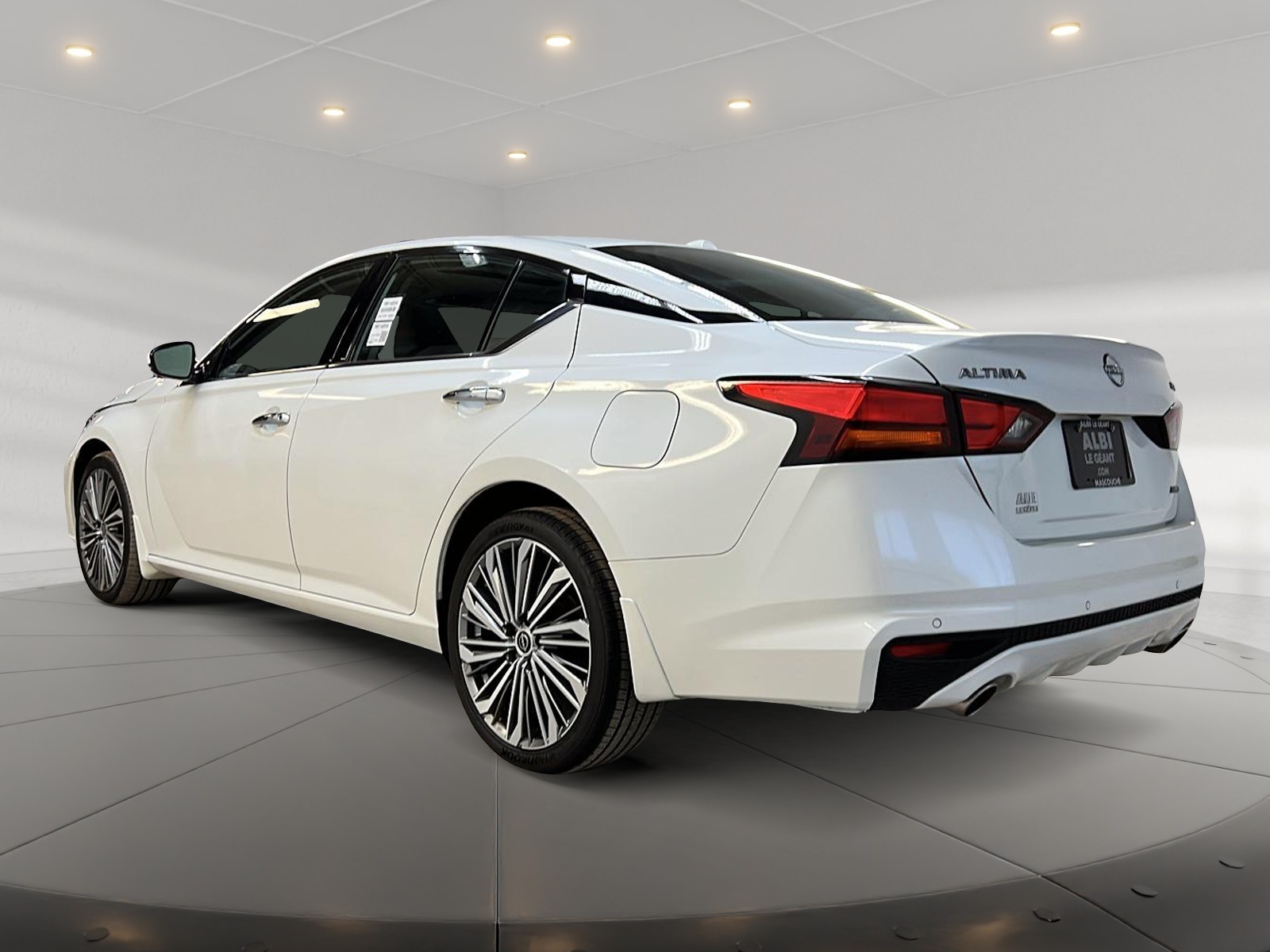 Nissan Altima PLATINUM CUIR TOIT NAV 4RM 2024 - image #6