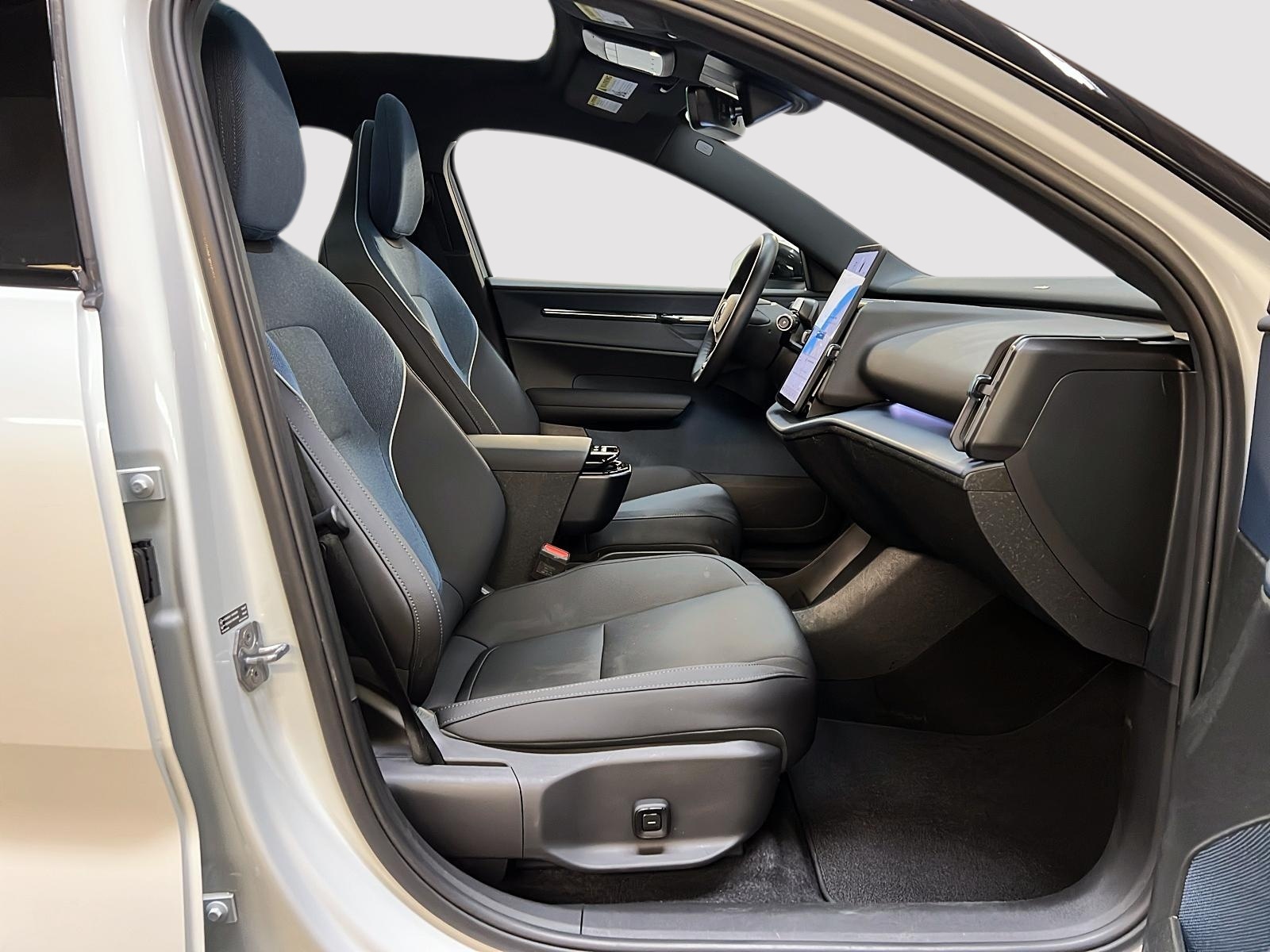 Volvo EX30 TWIN PLUS CUIR TOIT PANO NAV 4RM 2025 - image #8