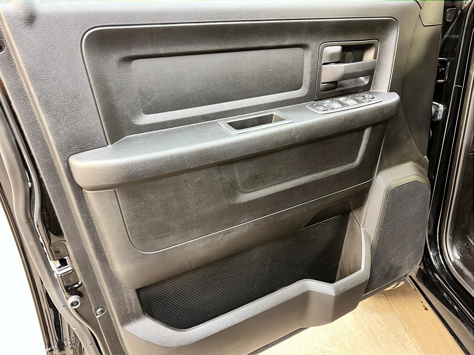 RAM 1500 Classic EXPRESS NIGHT CREW CAB 4X4 2022 - image #20