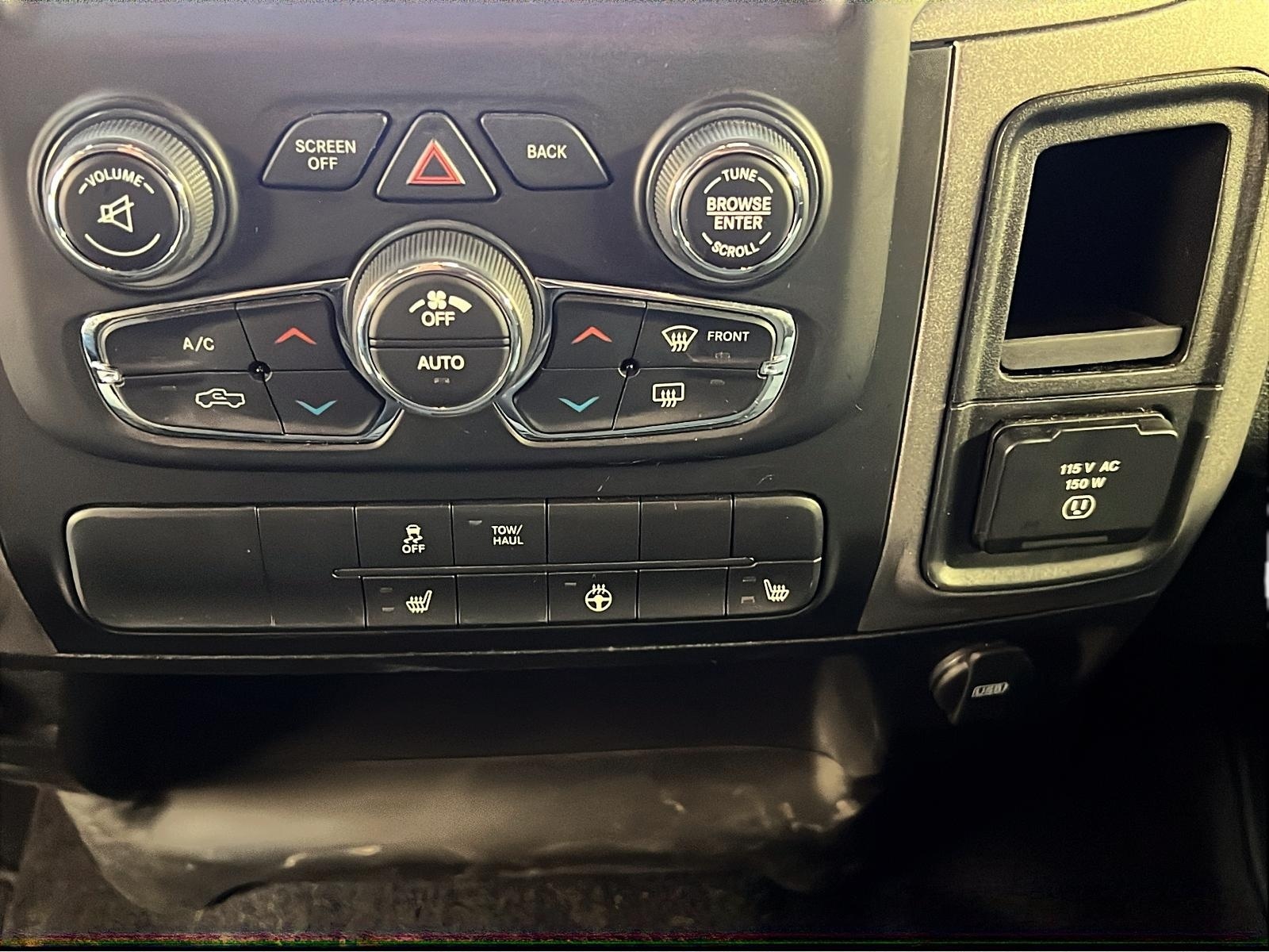 RAM 1500 Classic EXPRESS NIGHT CREW CAB 4X4 2022 - image #13