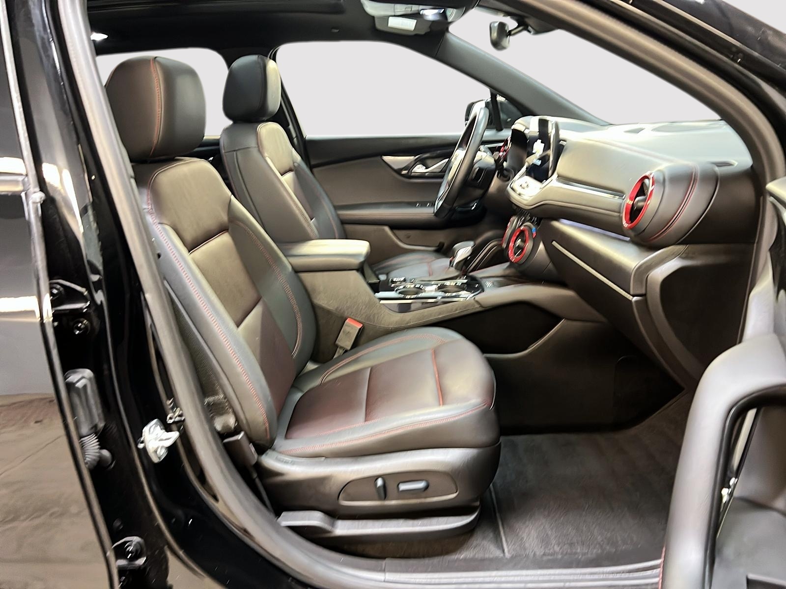 Chevrolet Blazer 1RS GR. COMMODITÉ CUIR TOIT PANO NAV 4RM 2024 - image #8