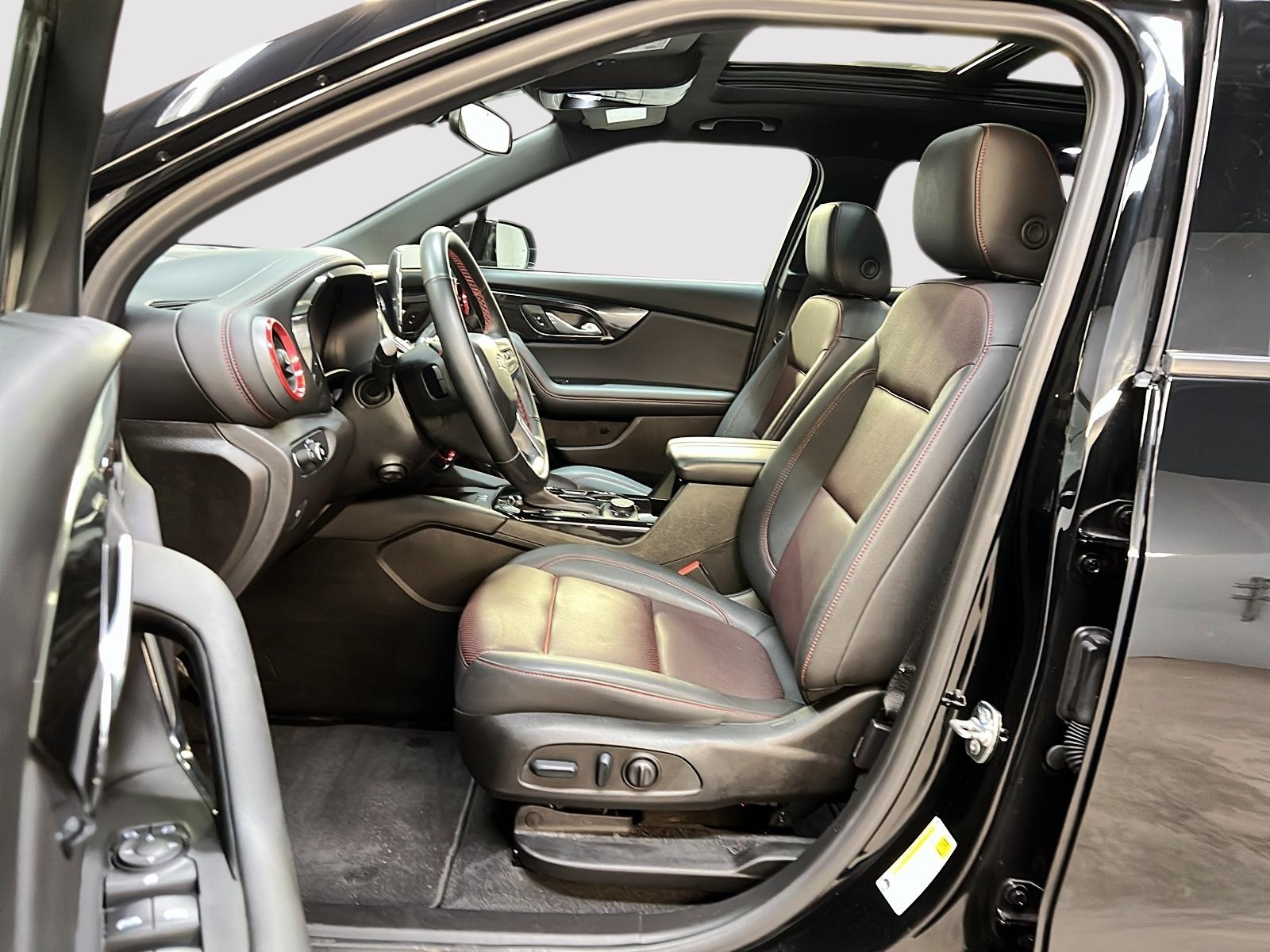 Chevrolet Blazer 1RS GR. COMMODITÉ CUIR TOIT PANO NAV 4RM 2024 - image #7