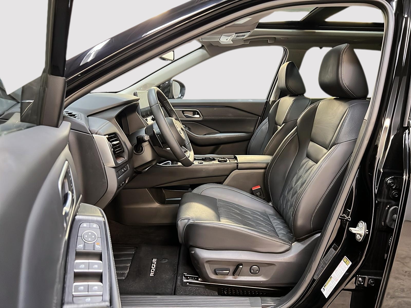 Nissan Rogue PLATINUM CUIR TOIT PANO NAV 4RM 2024 — photo 7