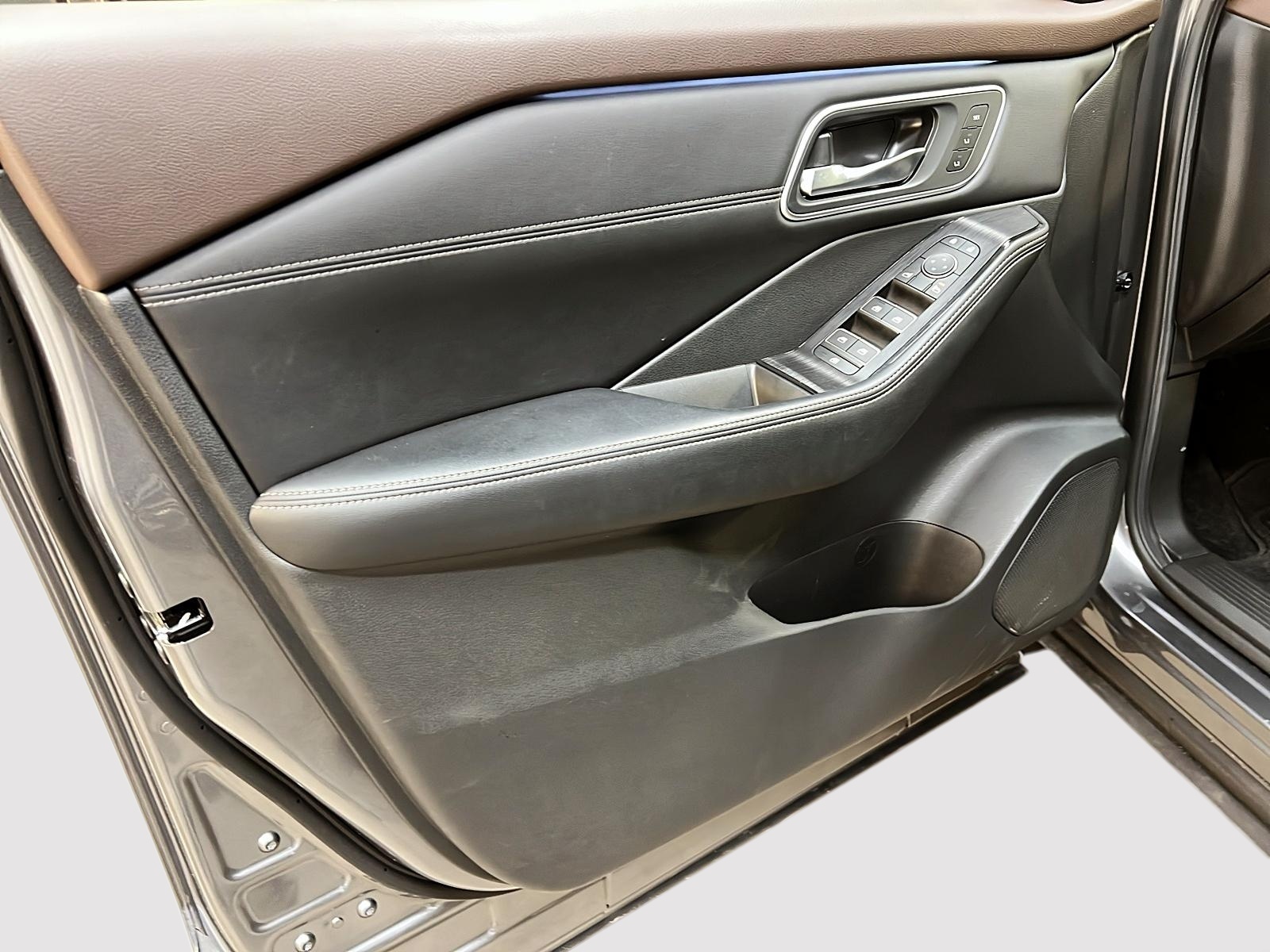 Nissan Rogue PLATINUM CUIR TOIT PANO NAV 4RM 2023 - image #26