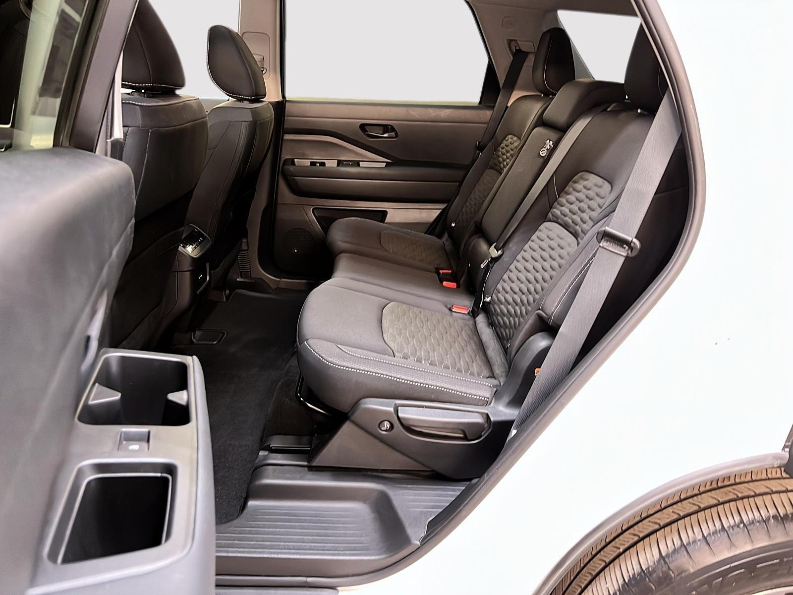 Nissan Pathfinder SV TOIT PANO 4RM 2024 - image #9