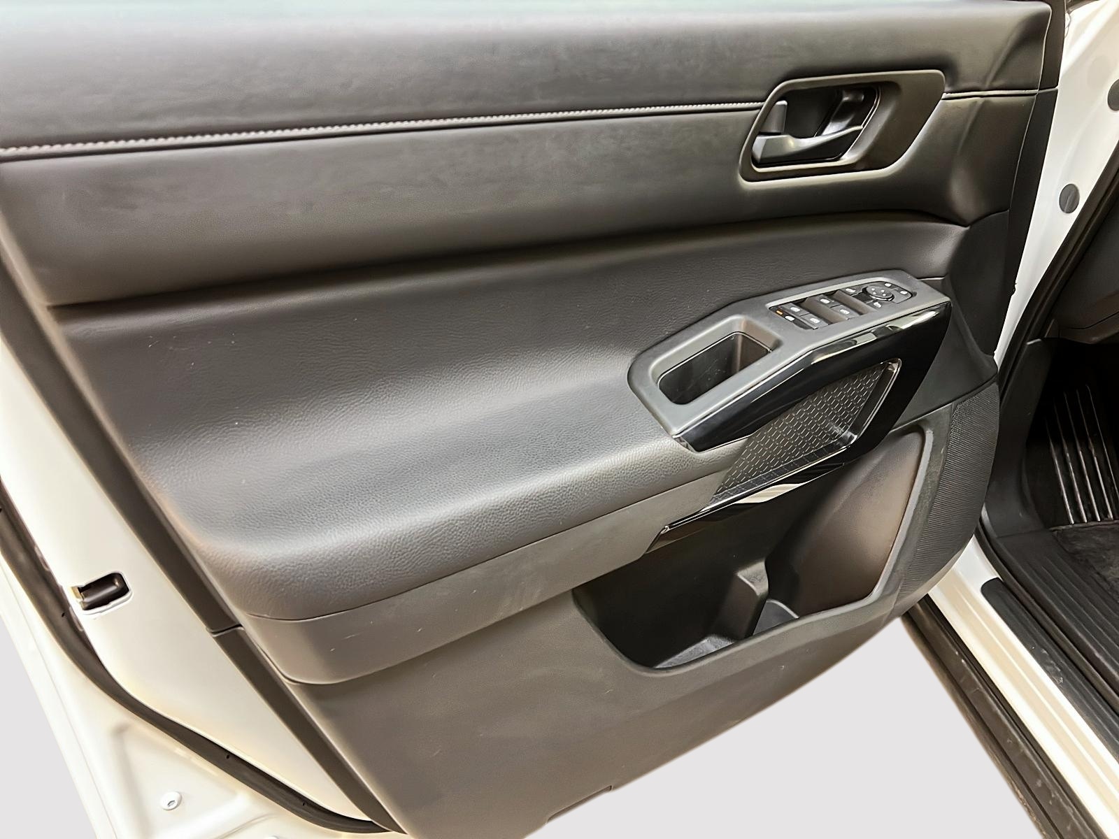 Nissan Pathfinder SV TOIT PANO 4RM 2024 - image #26