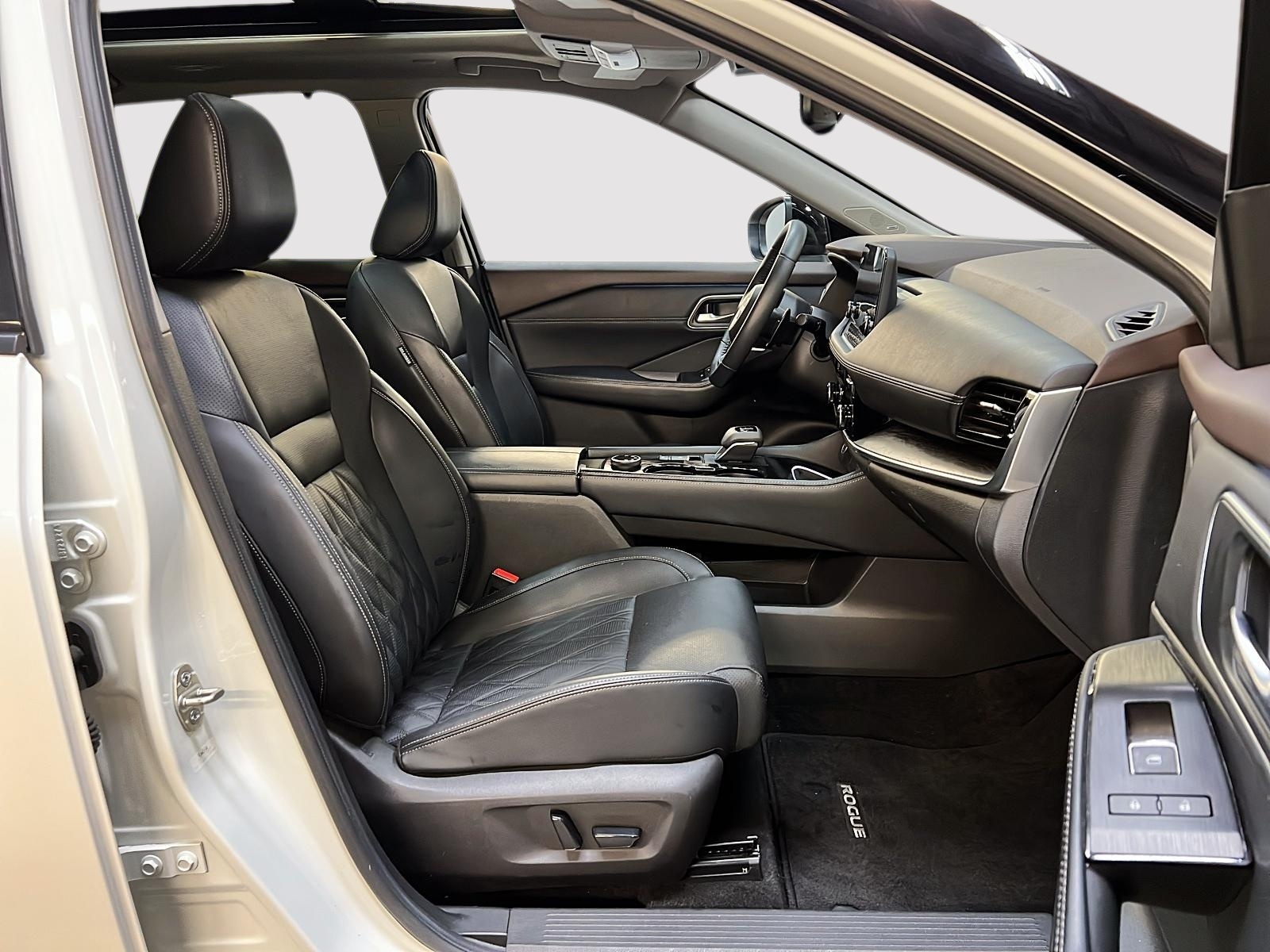 Nissan Rogue PLATINUM CUIR TOIT PANO NAV 4RM 2023 — photo 8