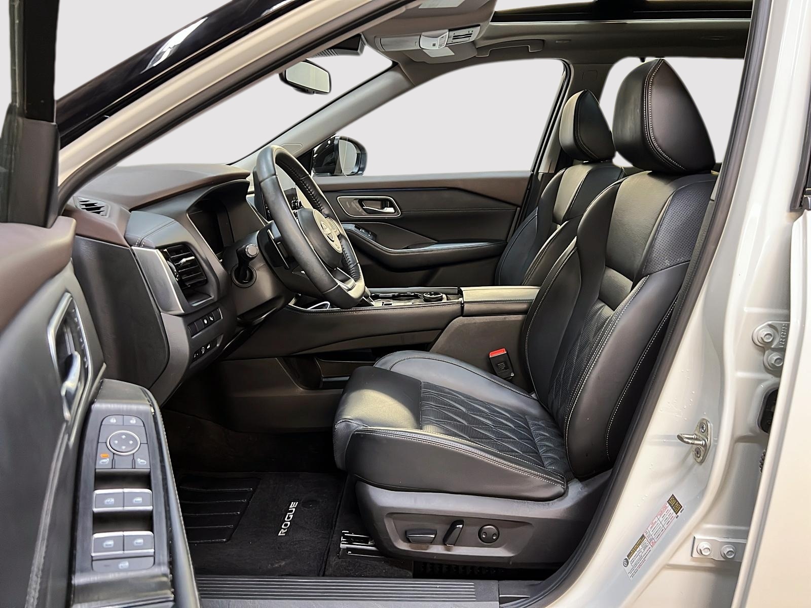 Nissan Rogue PLATINUM CUIR TOIT PANO NAV 4RM 2023 — photo 7