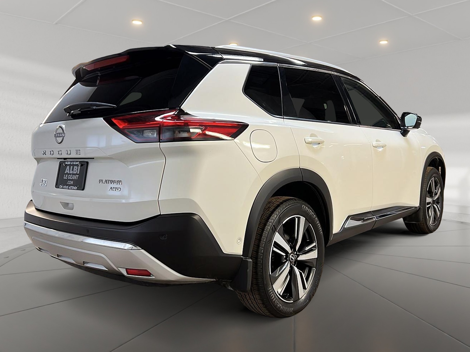 Nissan Rogue PLATINUM CUIR TOIT PANO NAV 4RM 2023 — photo 4