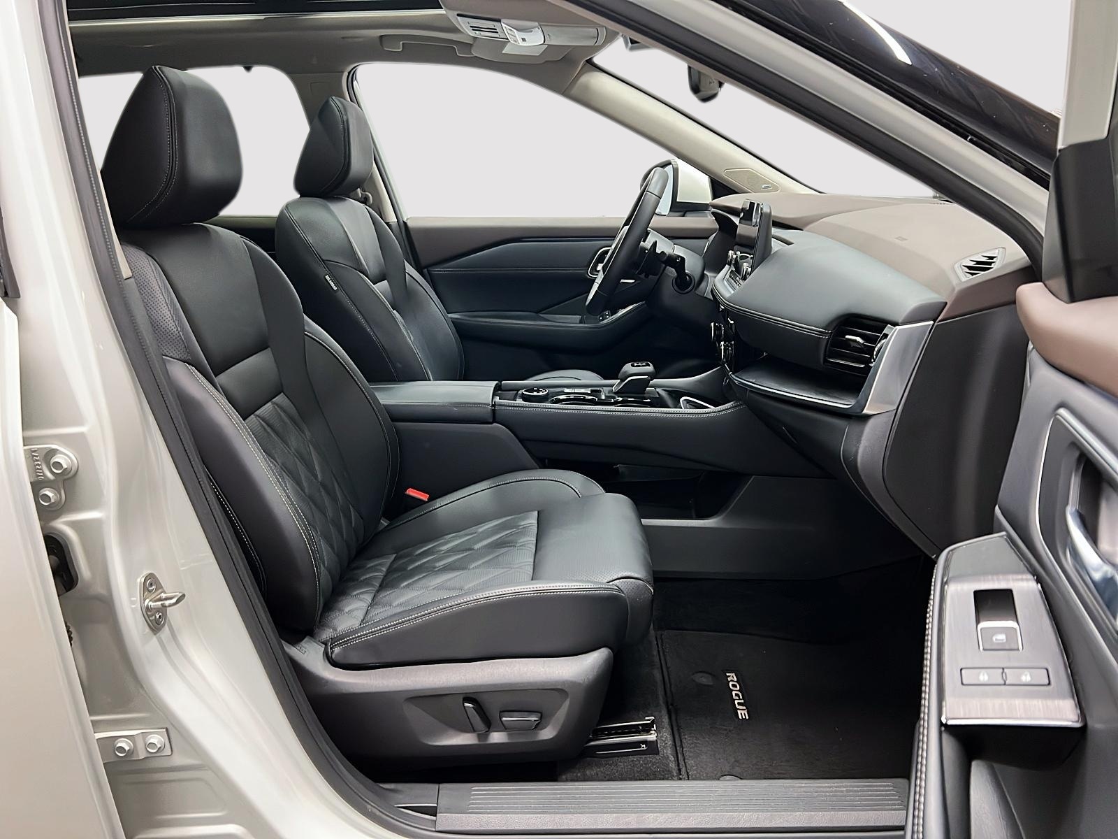 Nissan Rogue PLATINUM CUIR TOIT PANO NAV 4RM 2023 — photo 8