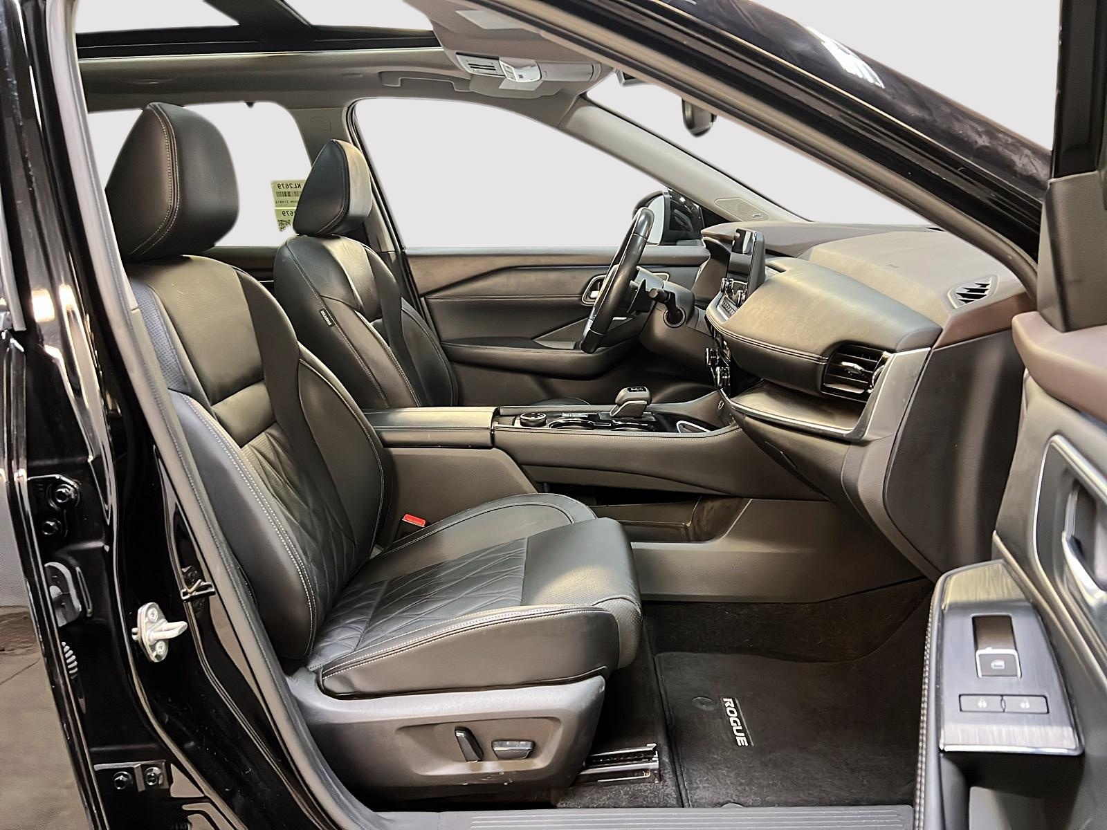 Nissan Rogue PLATINUM CUIR TOIT PANO NAV 4RM 2023 — photo 8