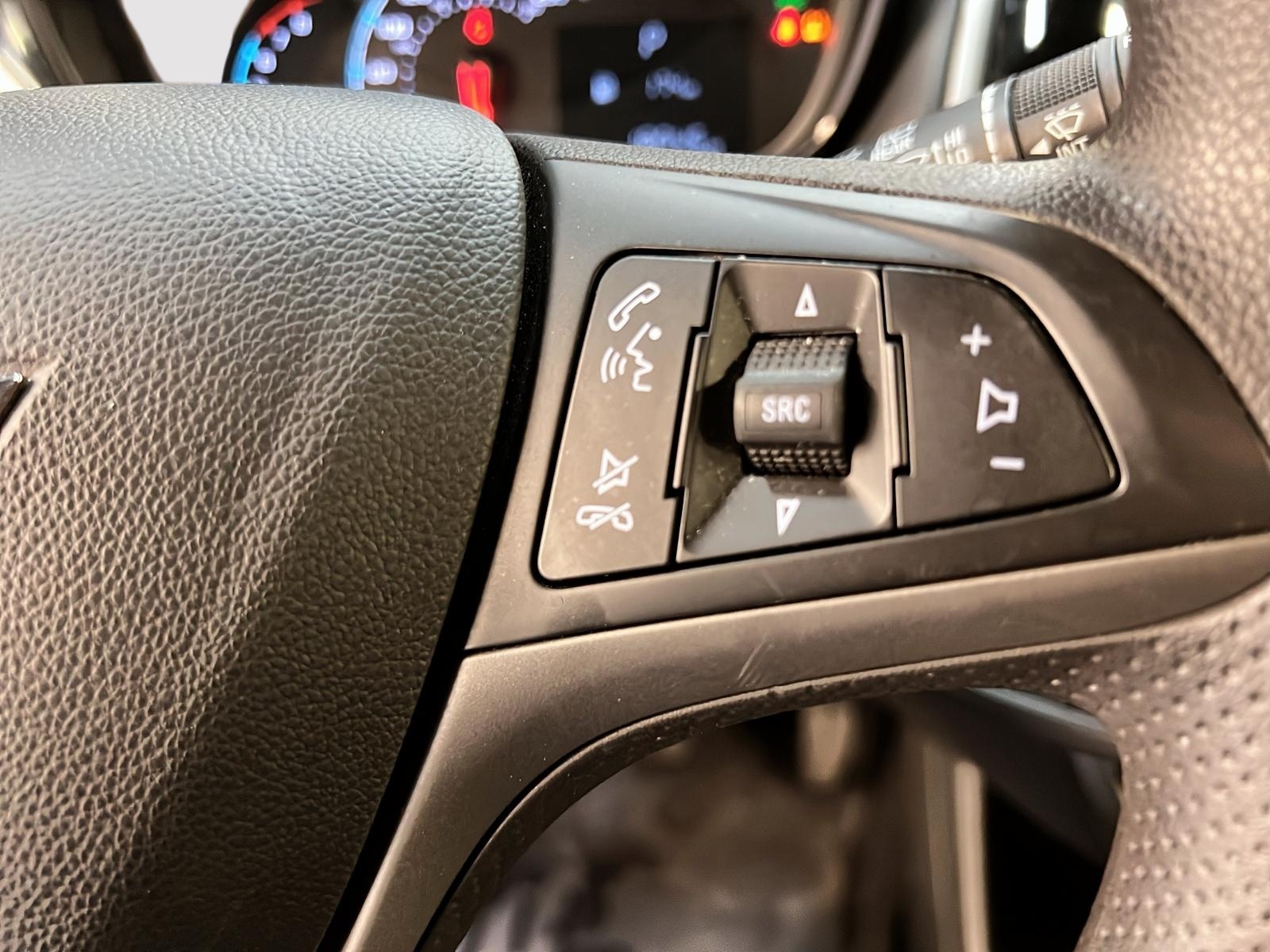 Chevrolet Spark 1LT 2022 - image #17