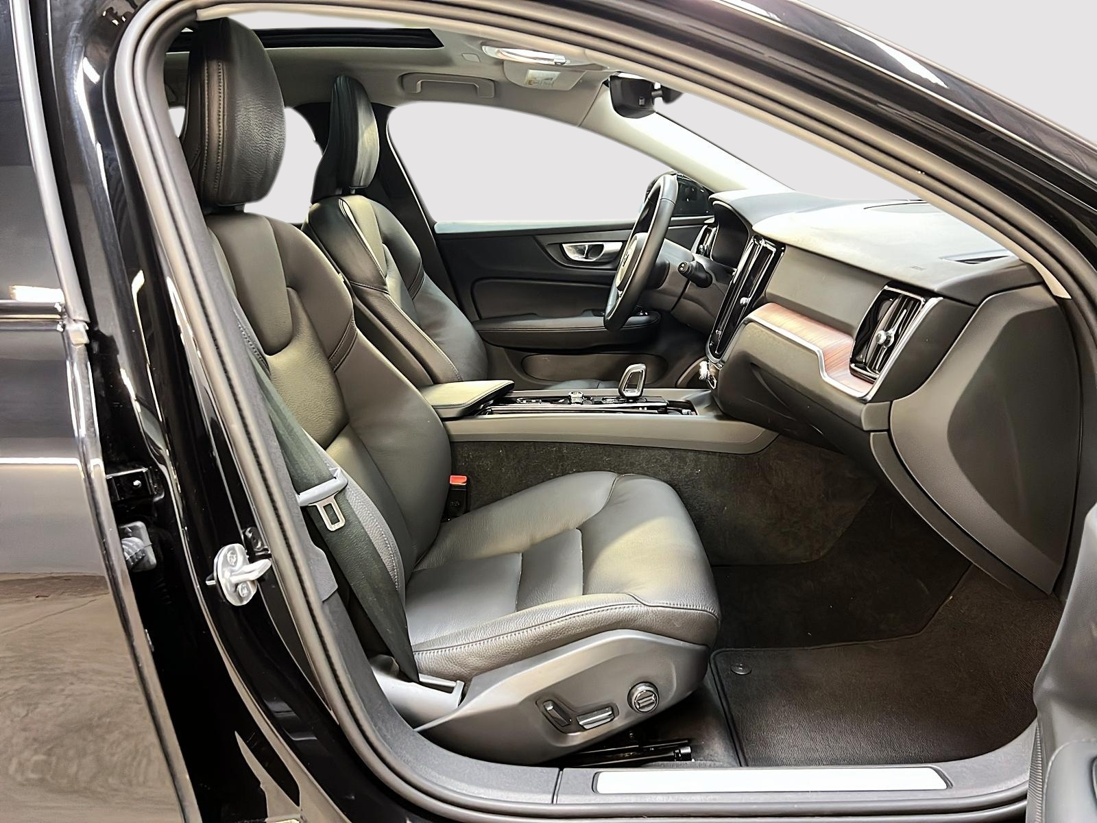 Volvo V60 B5 CROSS COUNTRY CORE CUIR TOIT PANO NAV 4RM 2025 — photo 8