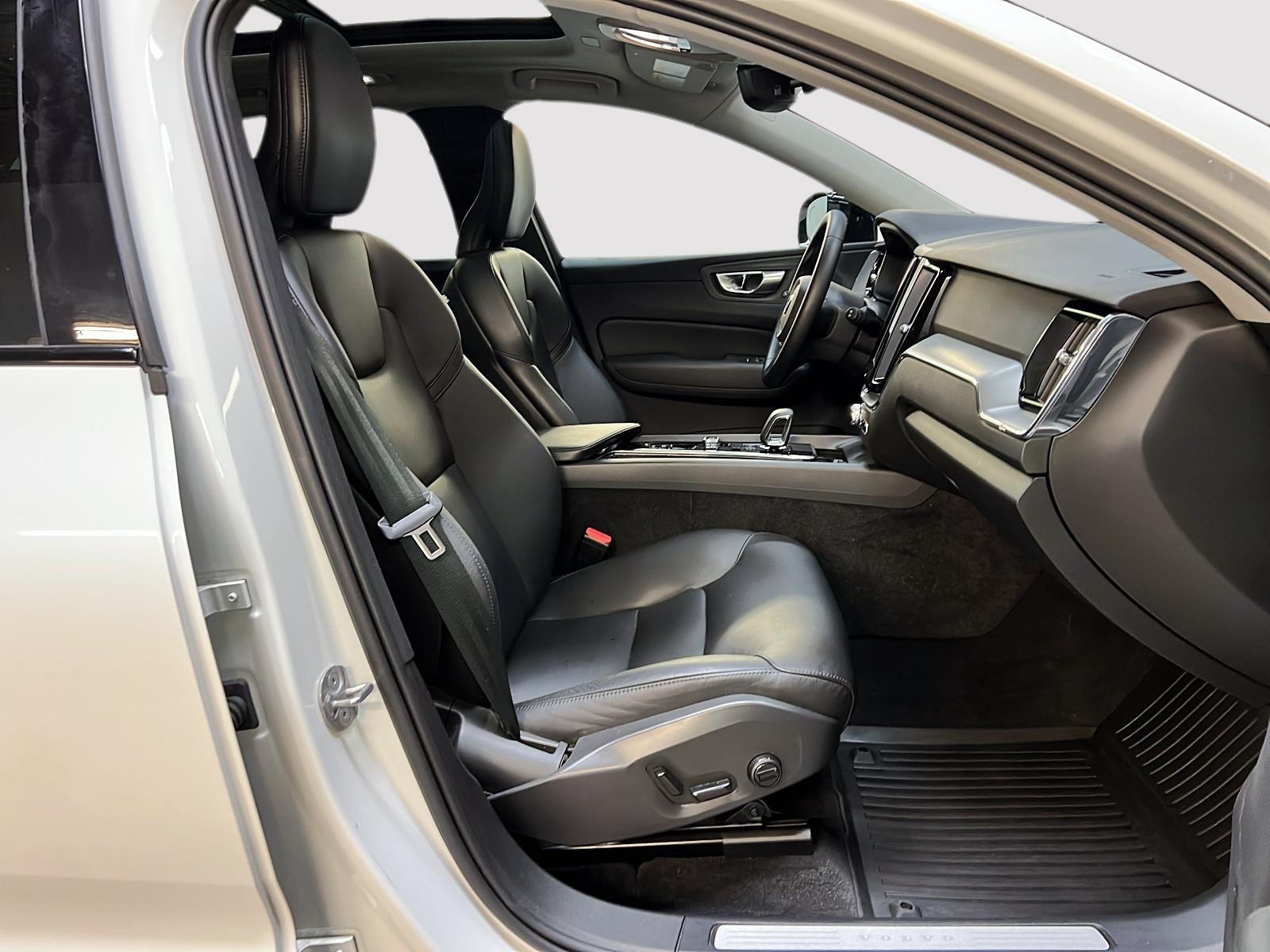 Volvo XC60 B5 CORE CUIR TOIT PANO NAV 4RM 2024 — photo 8