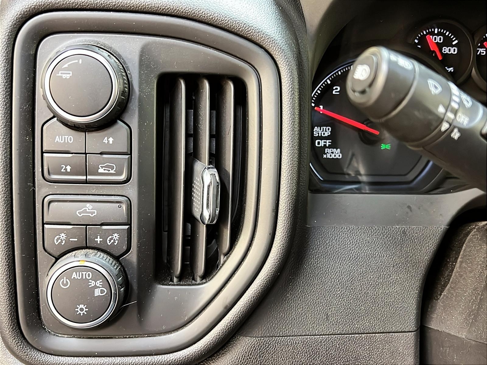 Chevrolet Silverado 1500 CUSTOM CREW CAB 4X4 2023 - image #34