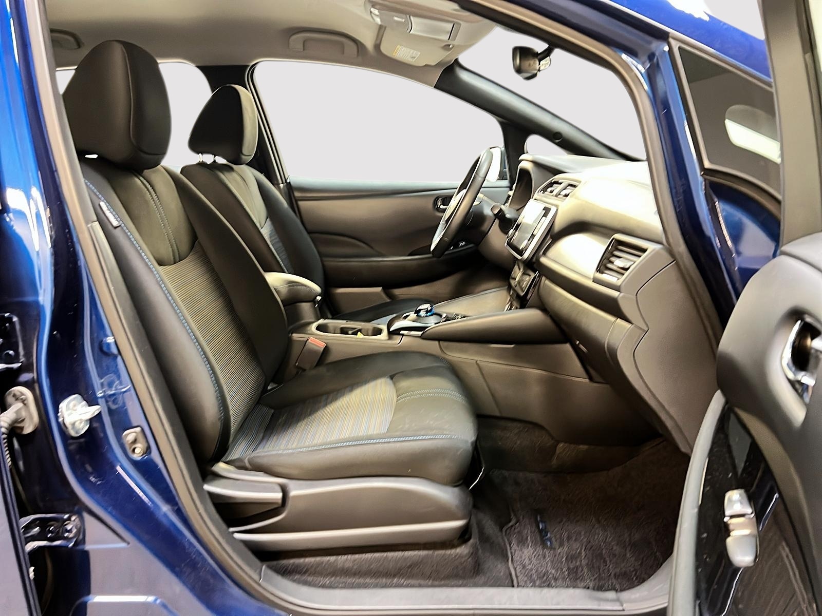 Nissan Leaf SV NAV 2023 — photo 8