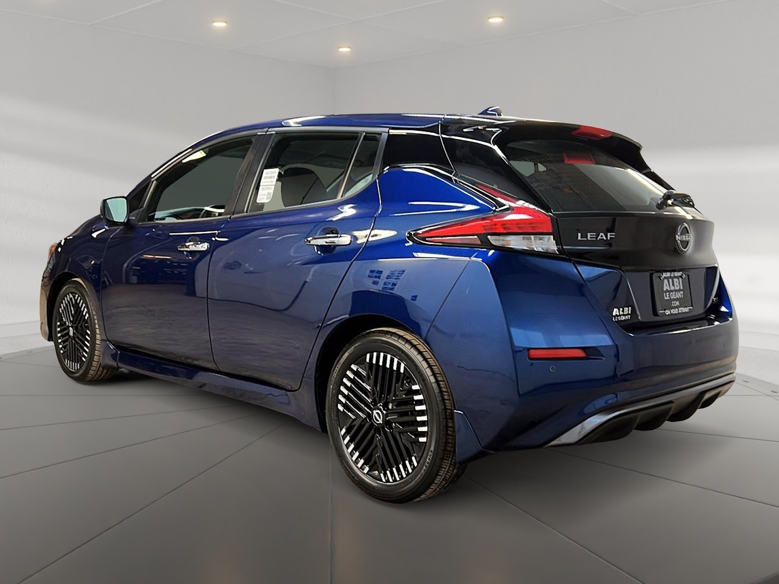 Nissan Leaf SV NAV 2023 — photo 6
