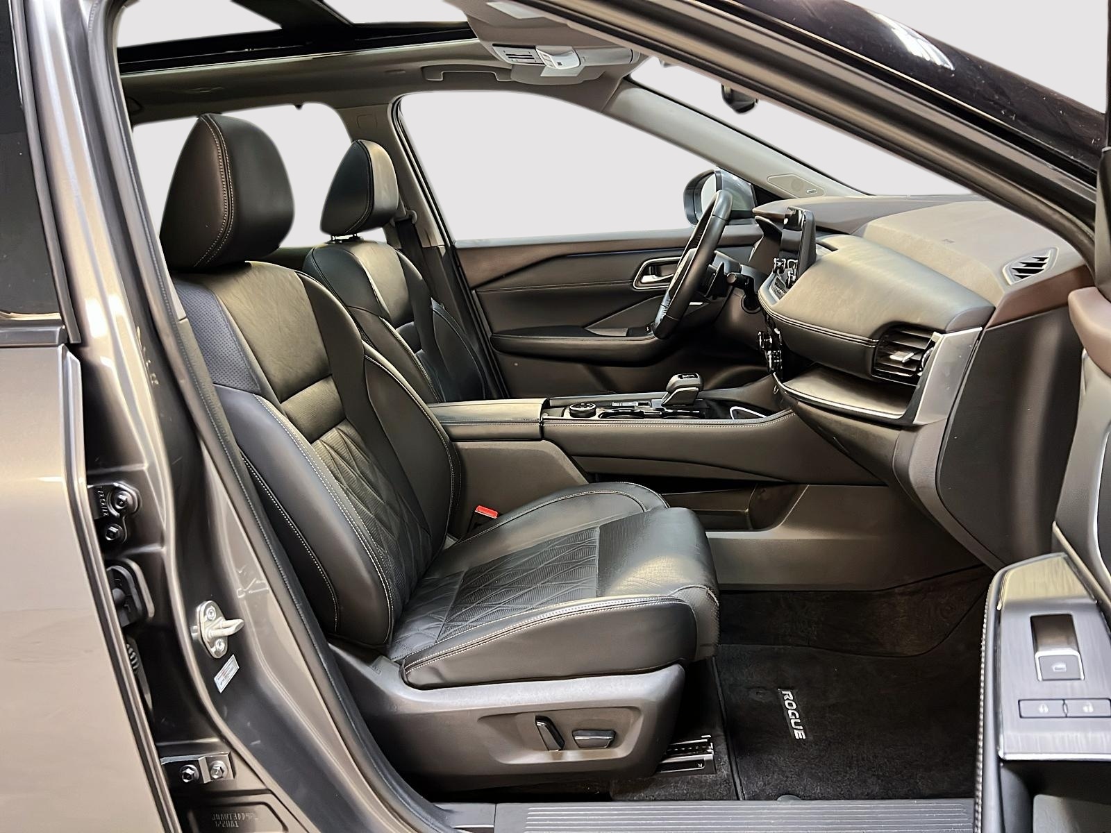 Nissan Rogue PLATINUM CUIR TOIT PANO NAV 4RM 2023 — photo 8