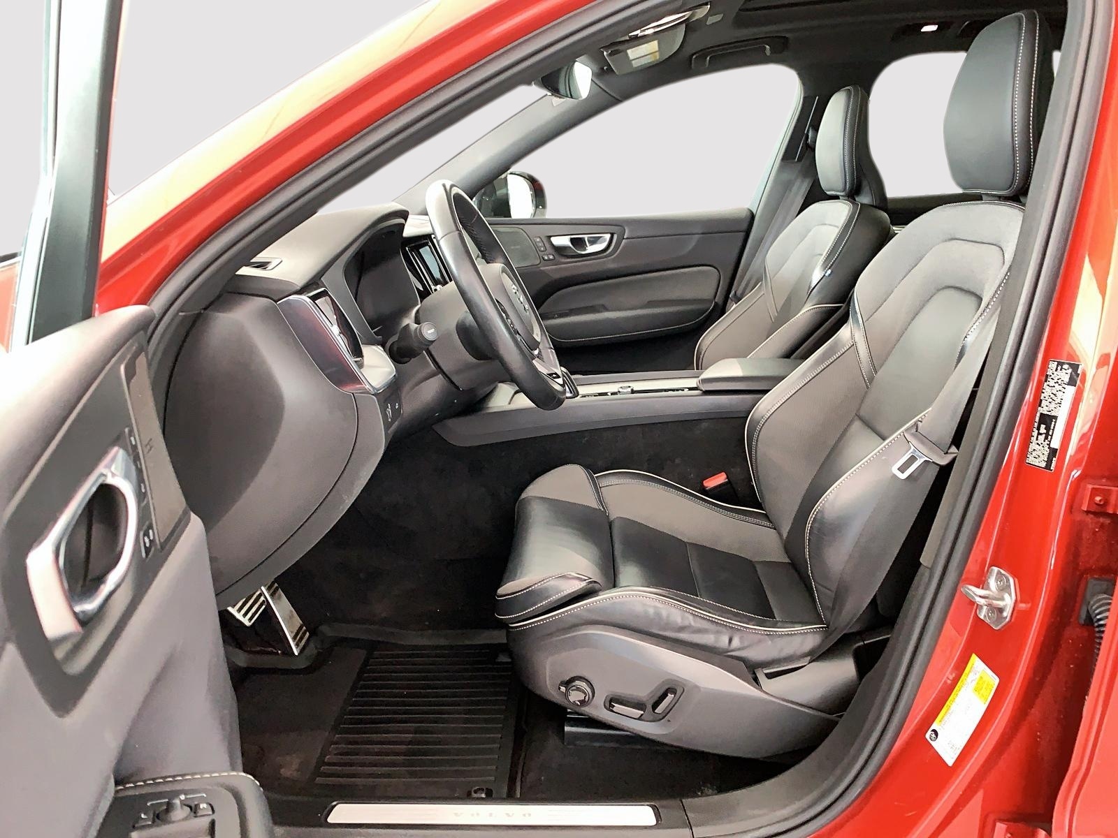 Volvo XC60 B6 R-DESIGN CUIR TOIT PANO NAV 4RM 2022 — photo 7