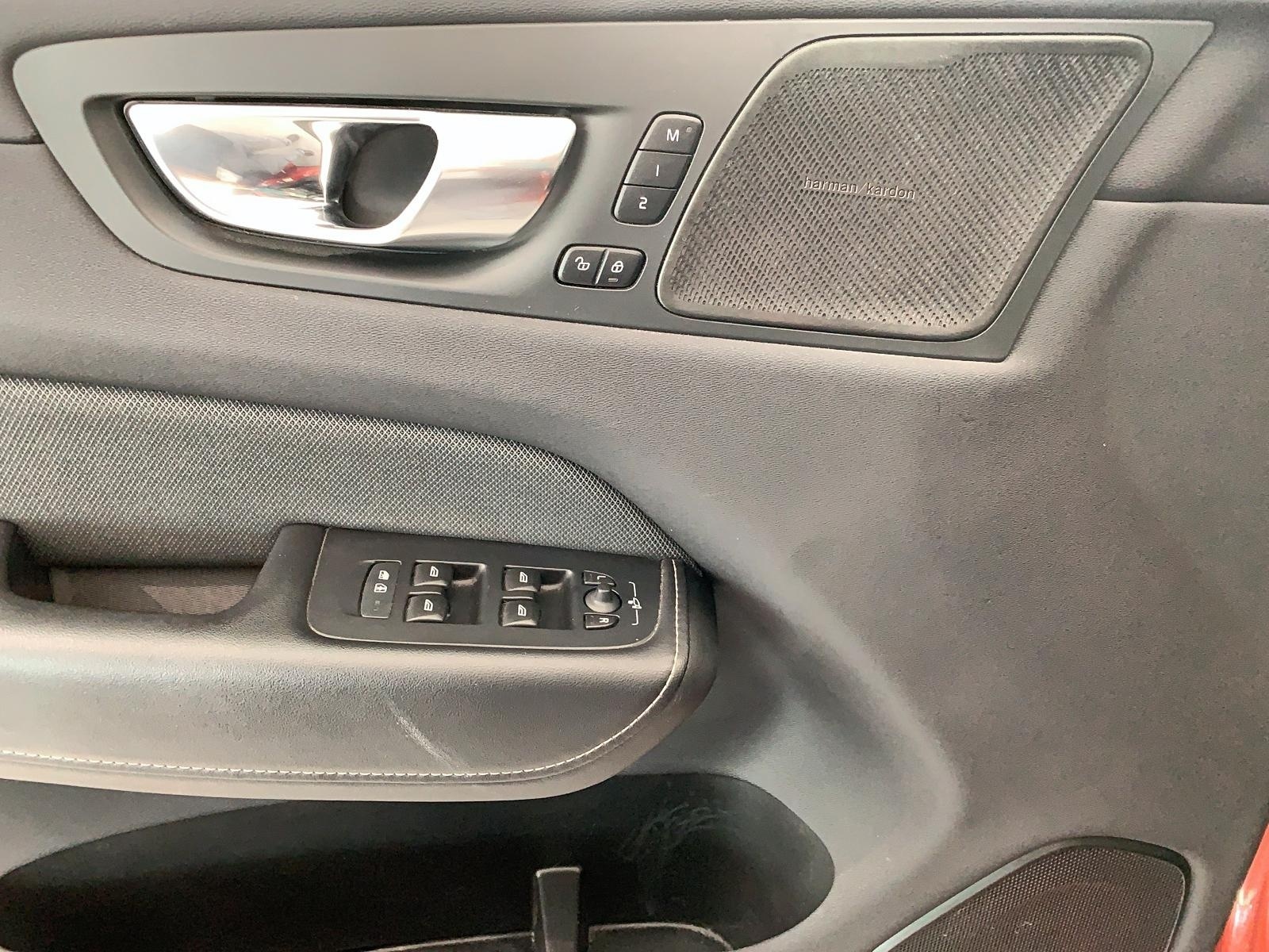 Volvo XC60 B6 R-DESIGN CUIR TOIT PANO NAV 4RM 2022 — photo 8