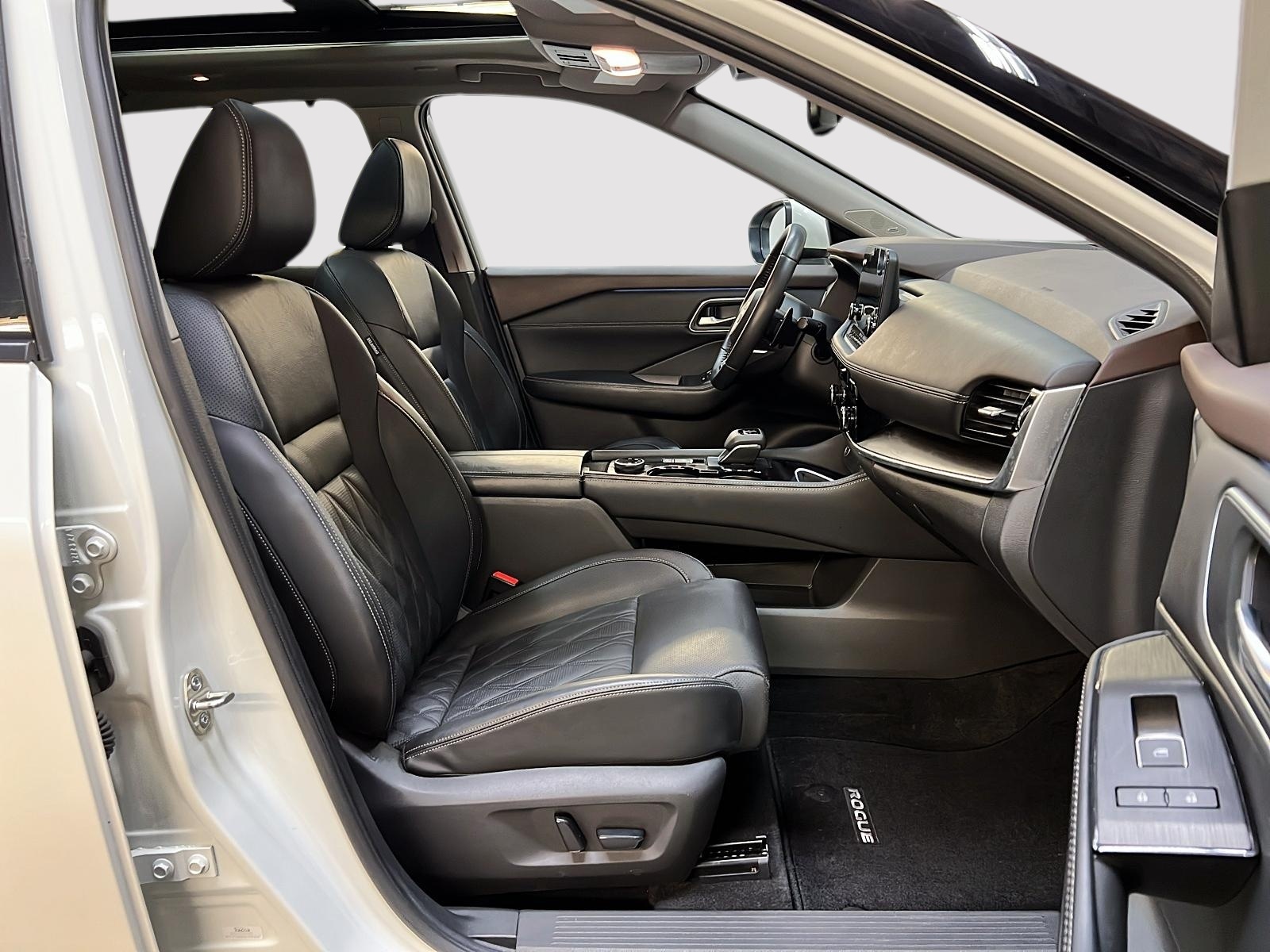 Nissan Rogue PLATINUM CUIR TOIT PANO NAV 4RM 2023 — photo 8