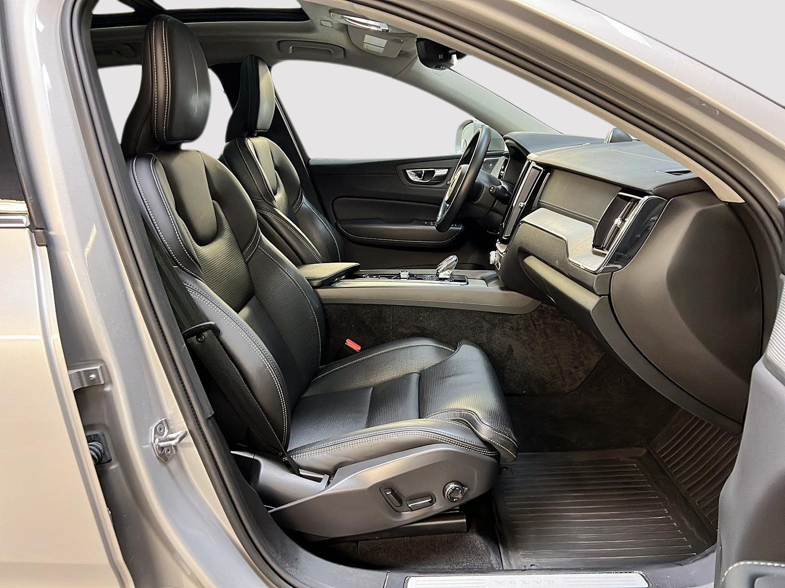 Volvo XC60 B6 INSCRIPTION CUIR TOIT NAV 4RM 2022 — photo 8