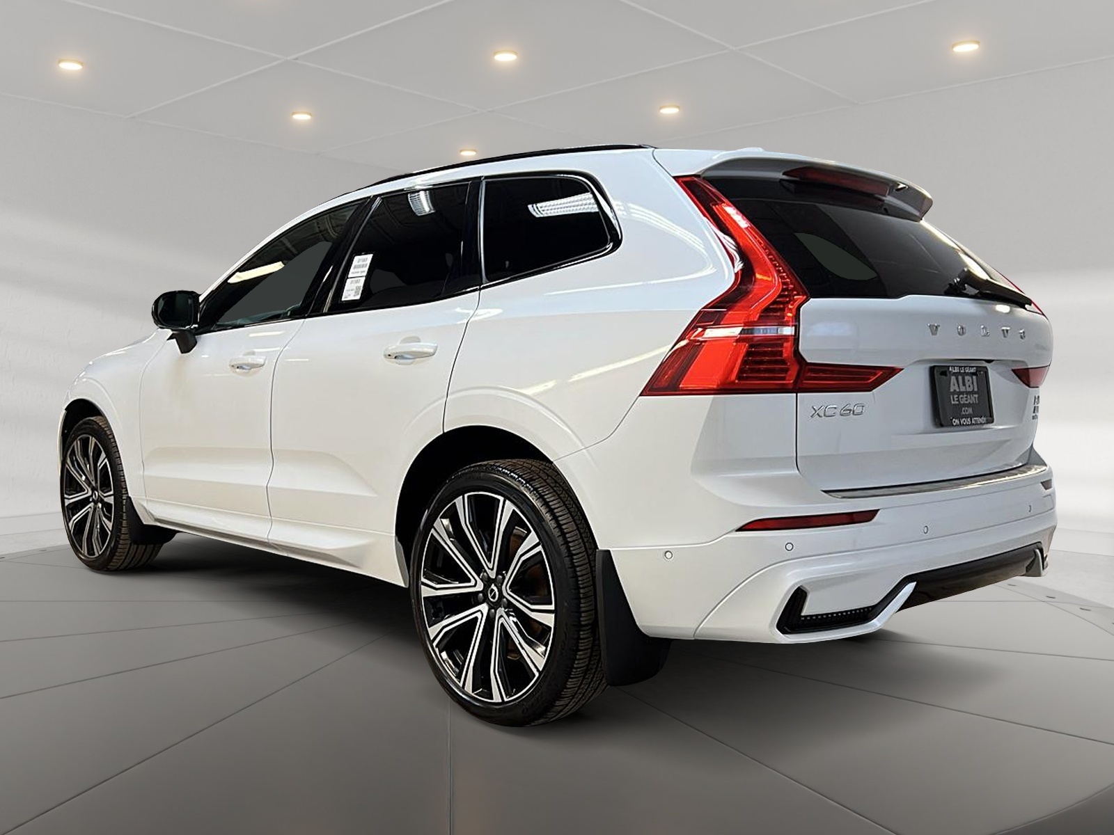 Volvo XC60 B6 R-DESIGN CUIR TOIT PANO NAV 4RM 2022 — photo 6
