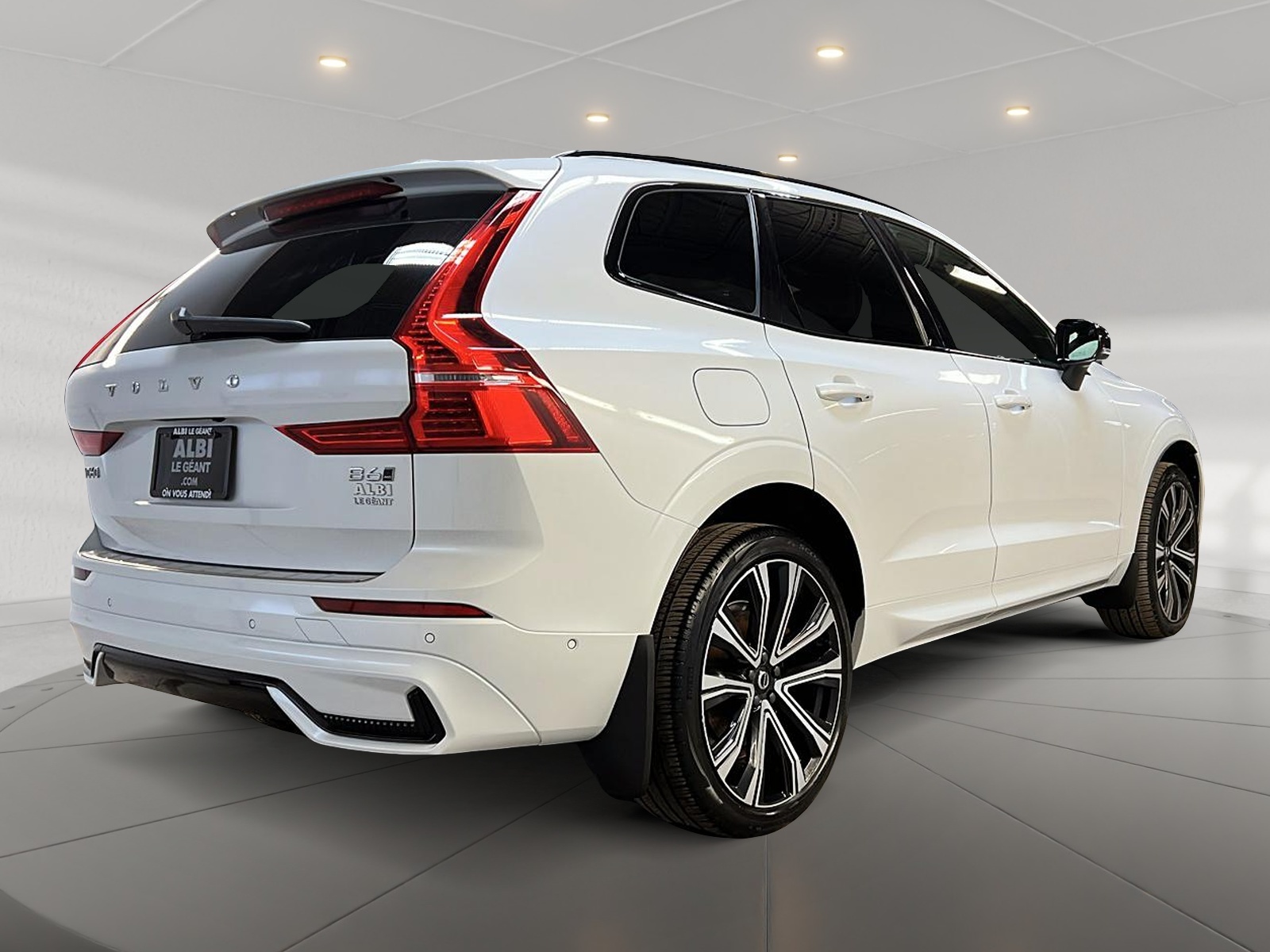 Volvo XC60 B6 R-DESIGN CUIR TOIT PANO NAV 4RM 2022 — photo 4