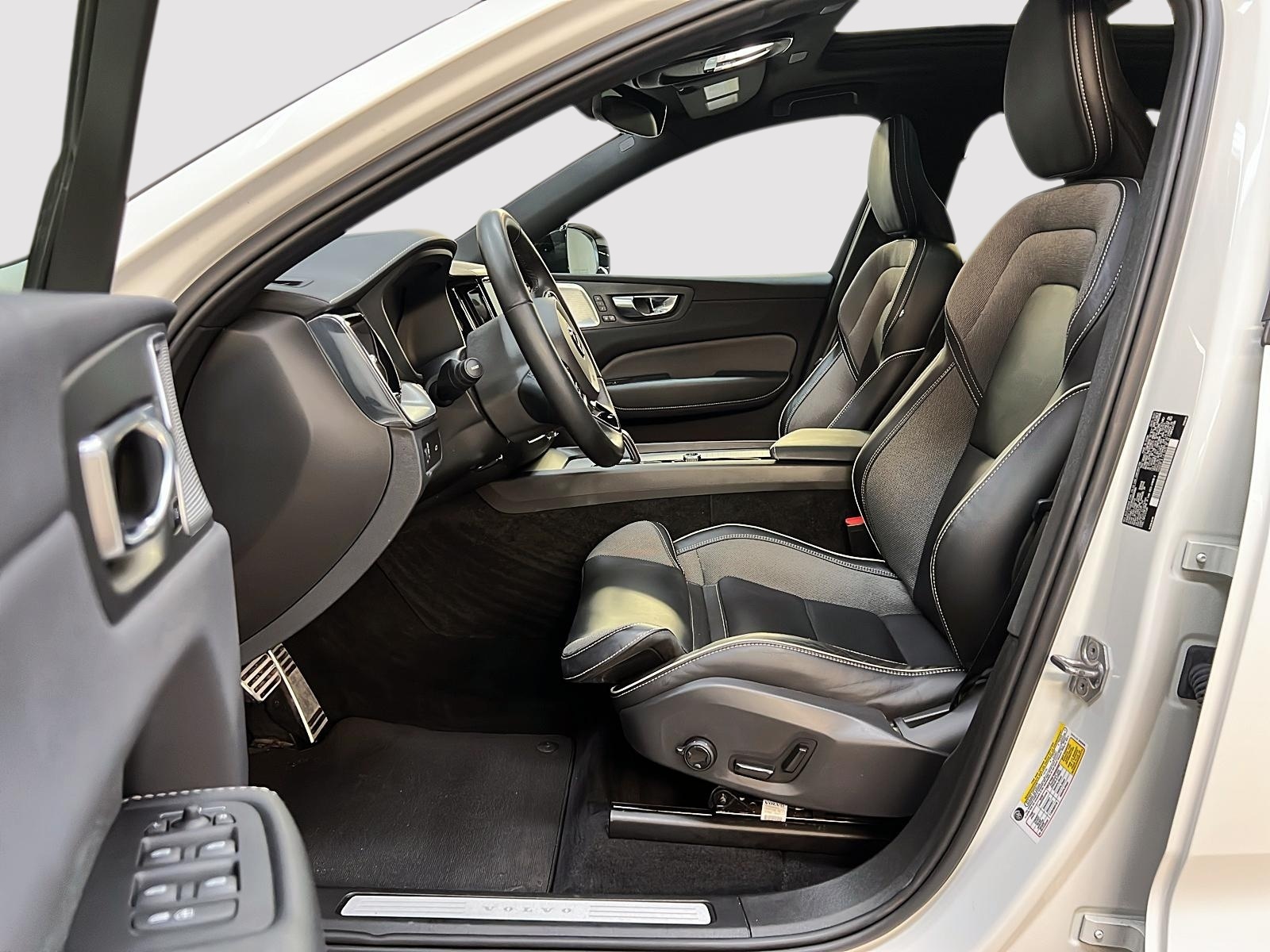 Volvo XC60 B6 R-DESIGN CUIR TOIT PANO NAV 4RM 2022 — photo 7