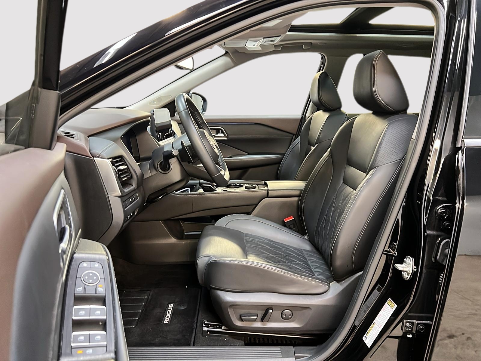 Nissan Rogue PLATINUM CUIR TOIT PANO NAV 4RM 2023 — photo 7