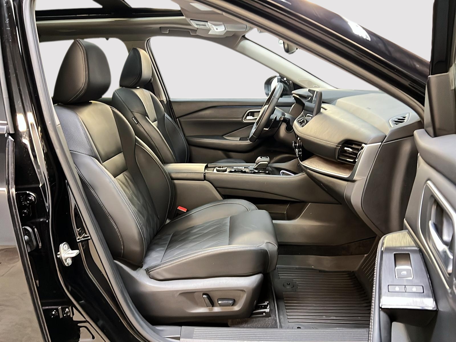 Nissan Rogue PLATINUM CUIR TOIT PANO NAV 4RM 2024 — photo 8
