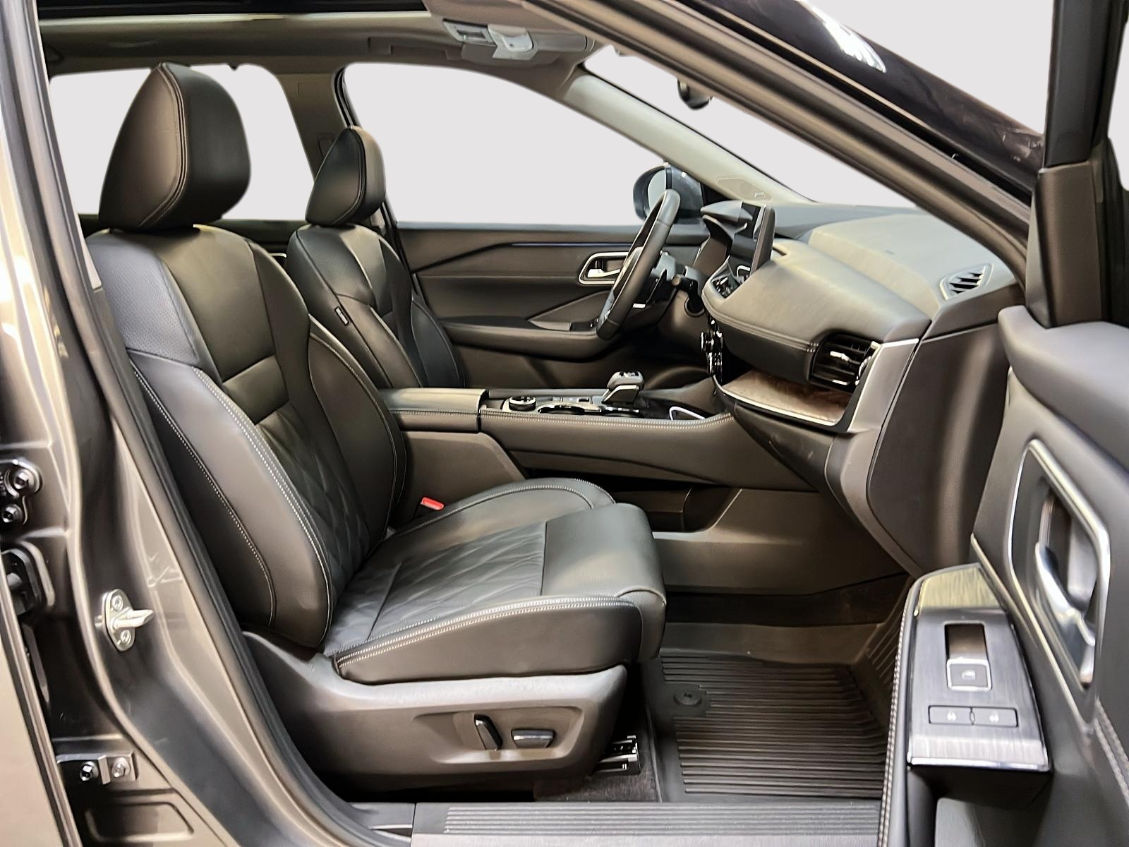 Nissan Rogue PLATINUM CUIR TOIT PANO NAV 4RM 2024 — photo 8