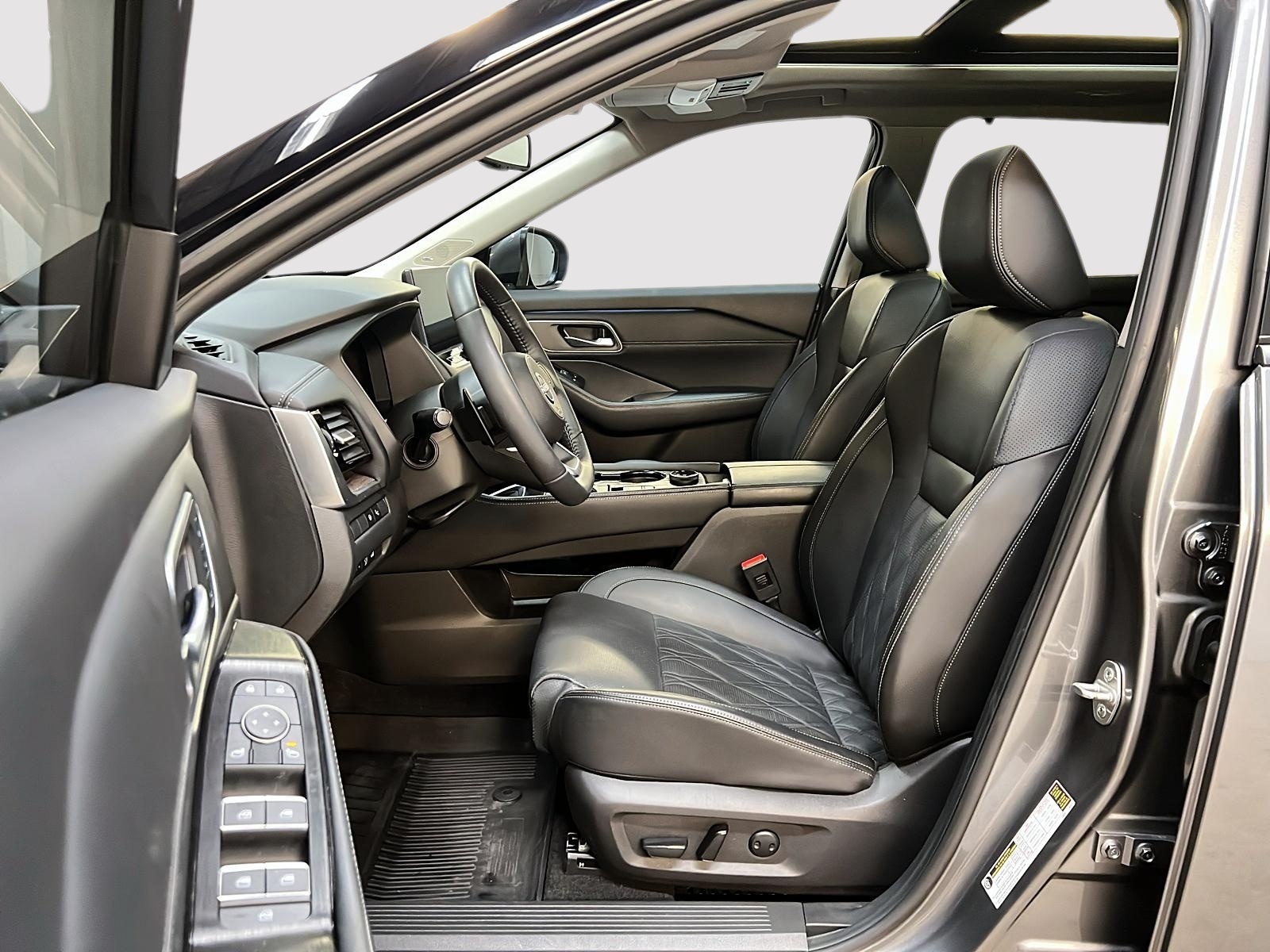 Nissan Rogue PLATINUM CUIR TOIT PANO NAV 4RM 2024 — photo 7
