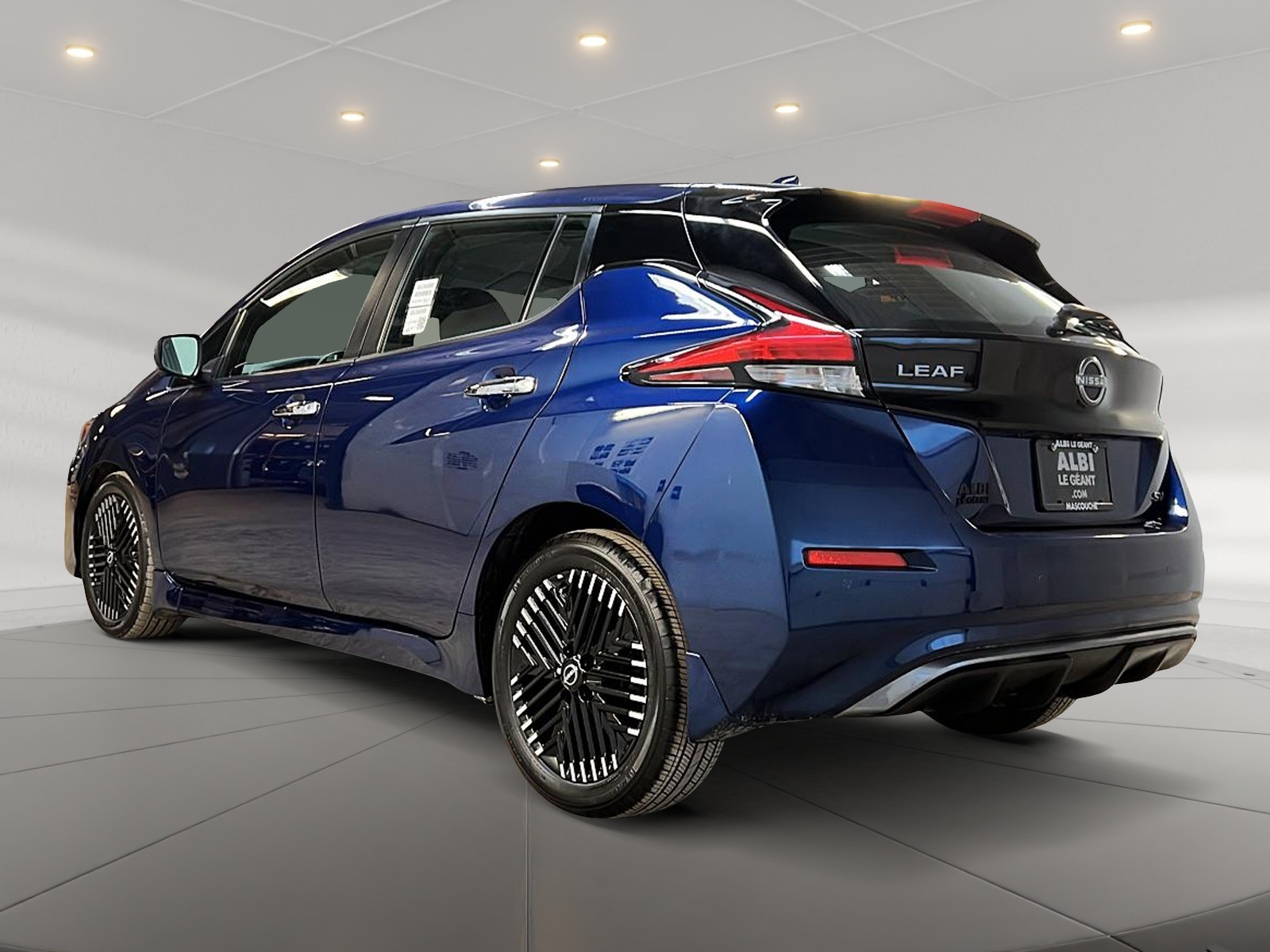 Nissan Leaf SV NAV 2023 — photo 6