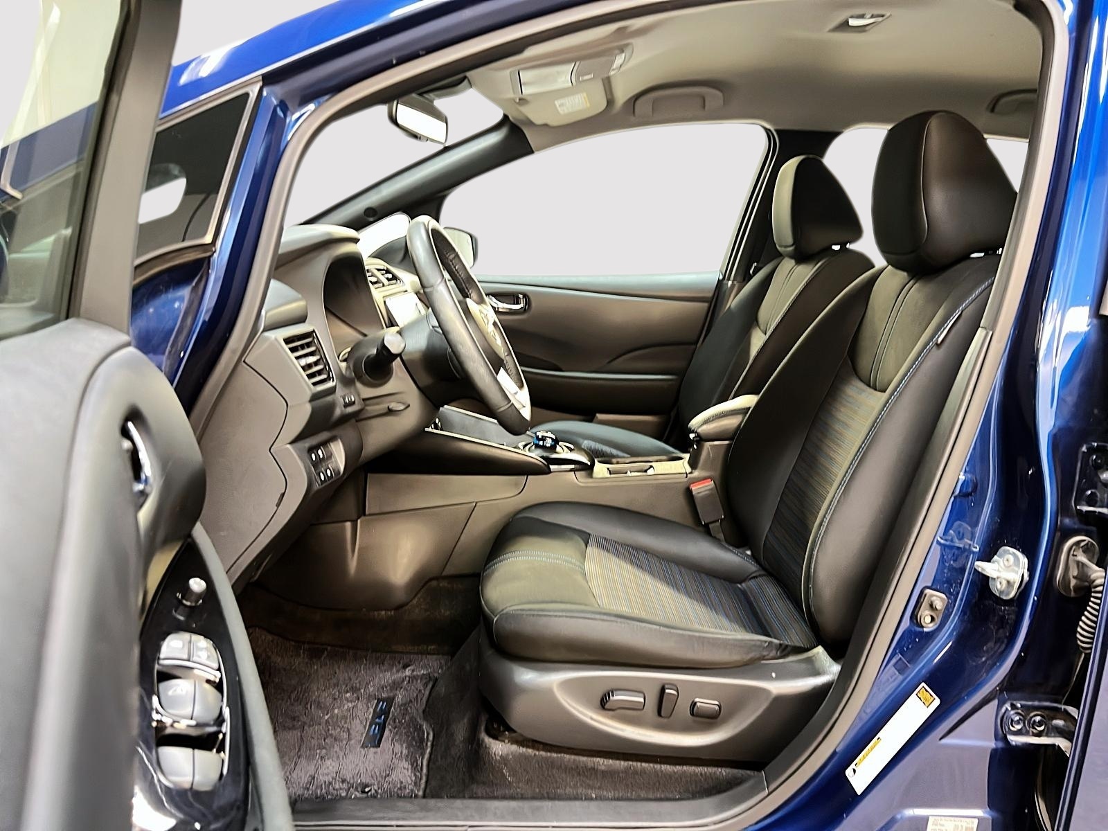 Nissan Leaf SV NAV 2023 — photo 7