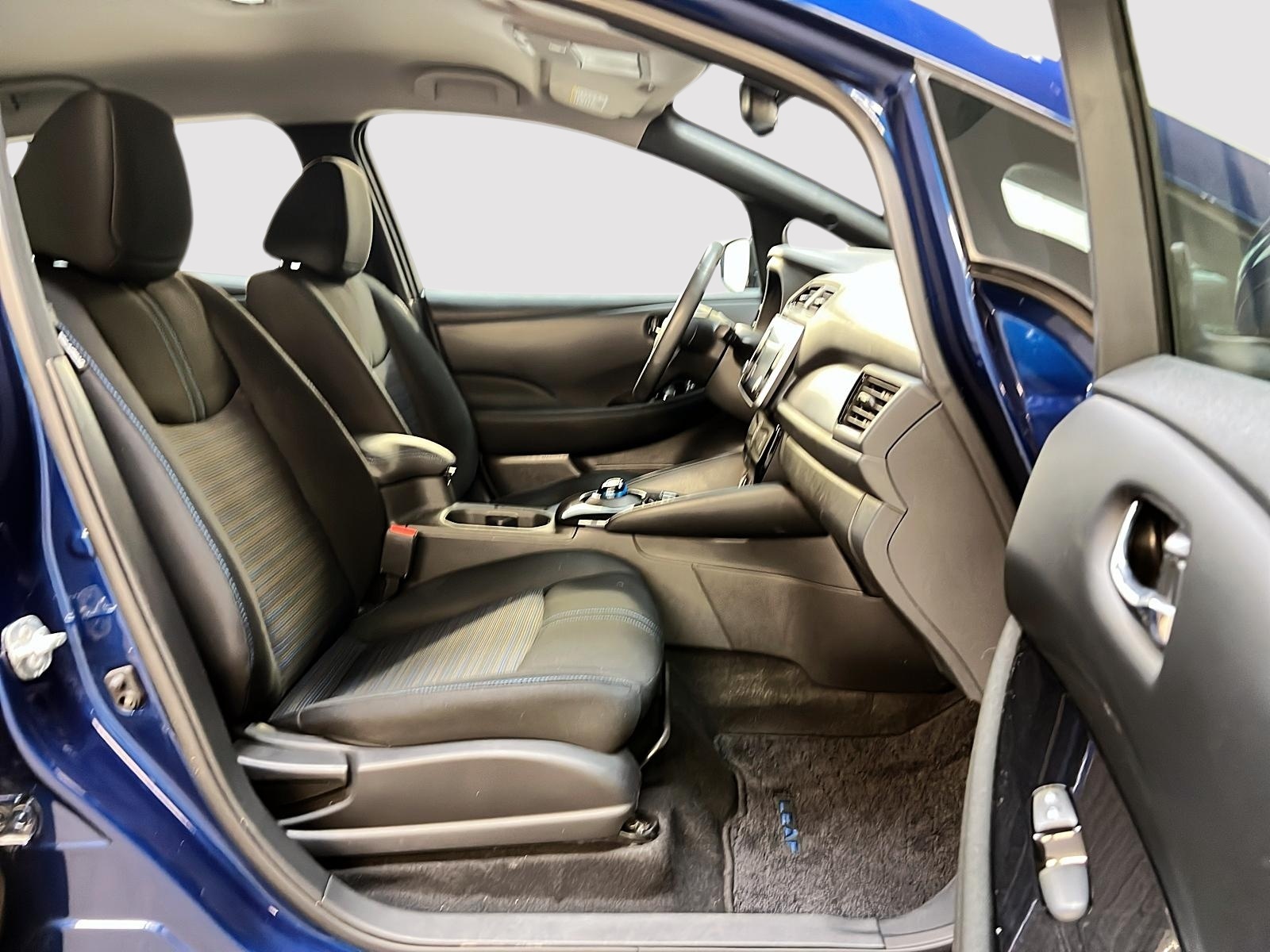 Nissan Leaf SV NAV 2023 — photo 8