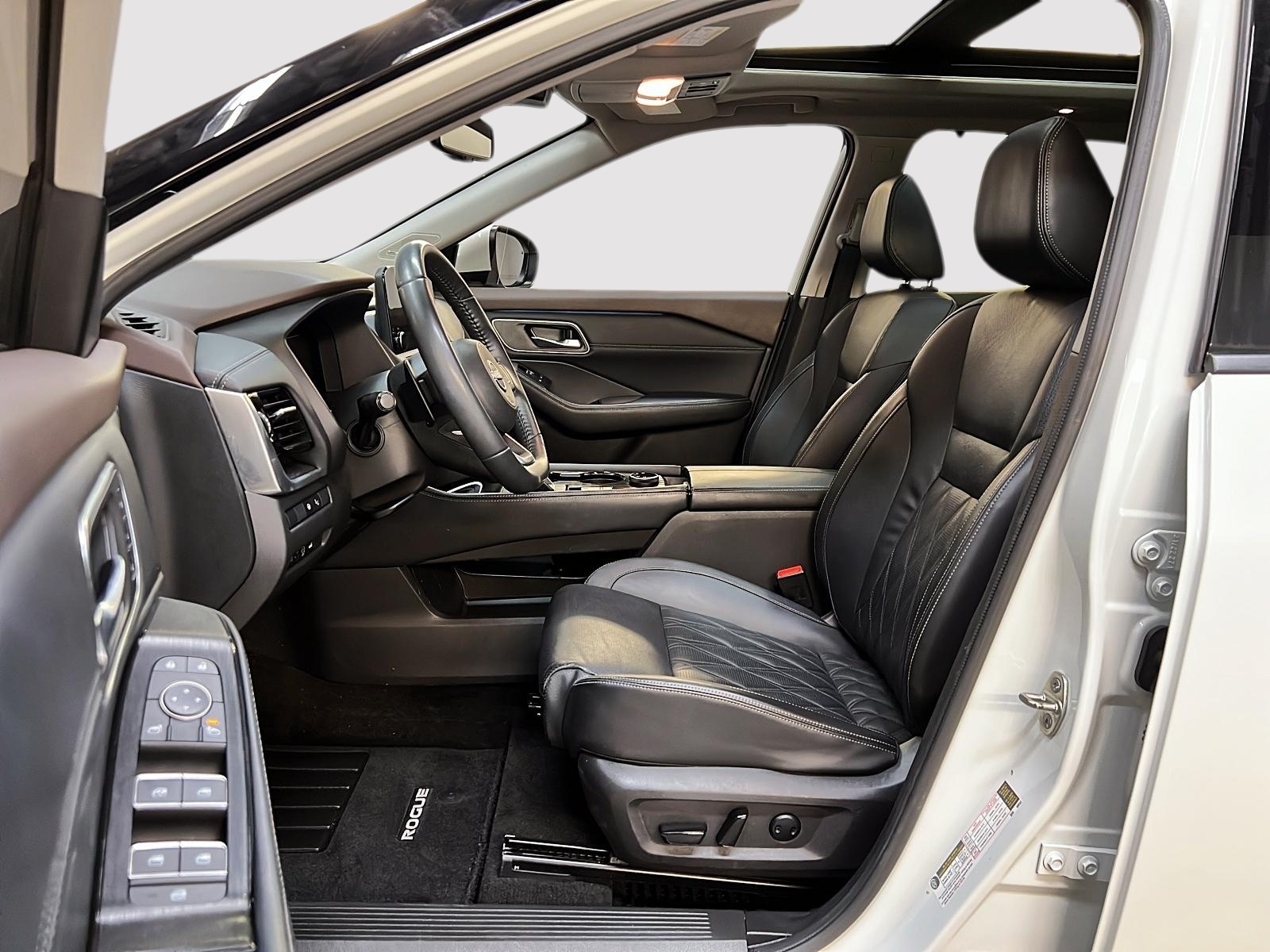 Nissan Rogue PLATINUM CUIR TOIT PANO NAV 4RM 2023 — photo 7