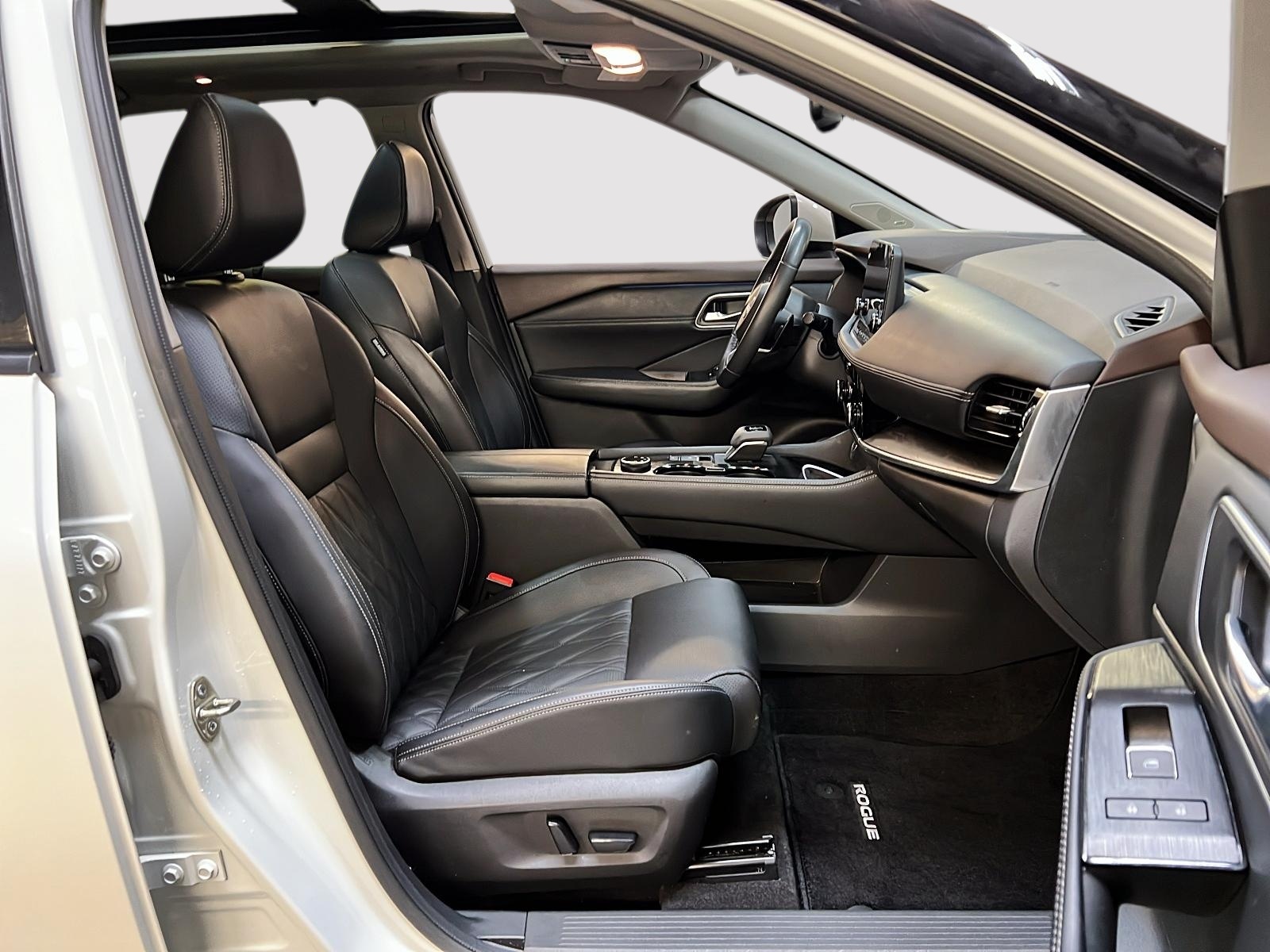 Nissan Rogue PLATINUM CUIR TOIT PANO NAV 4RM 2023 — photo 8