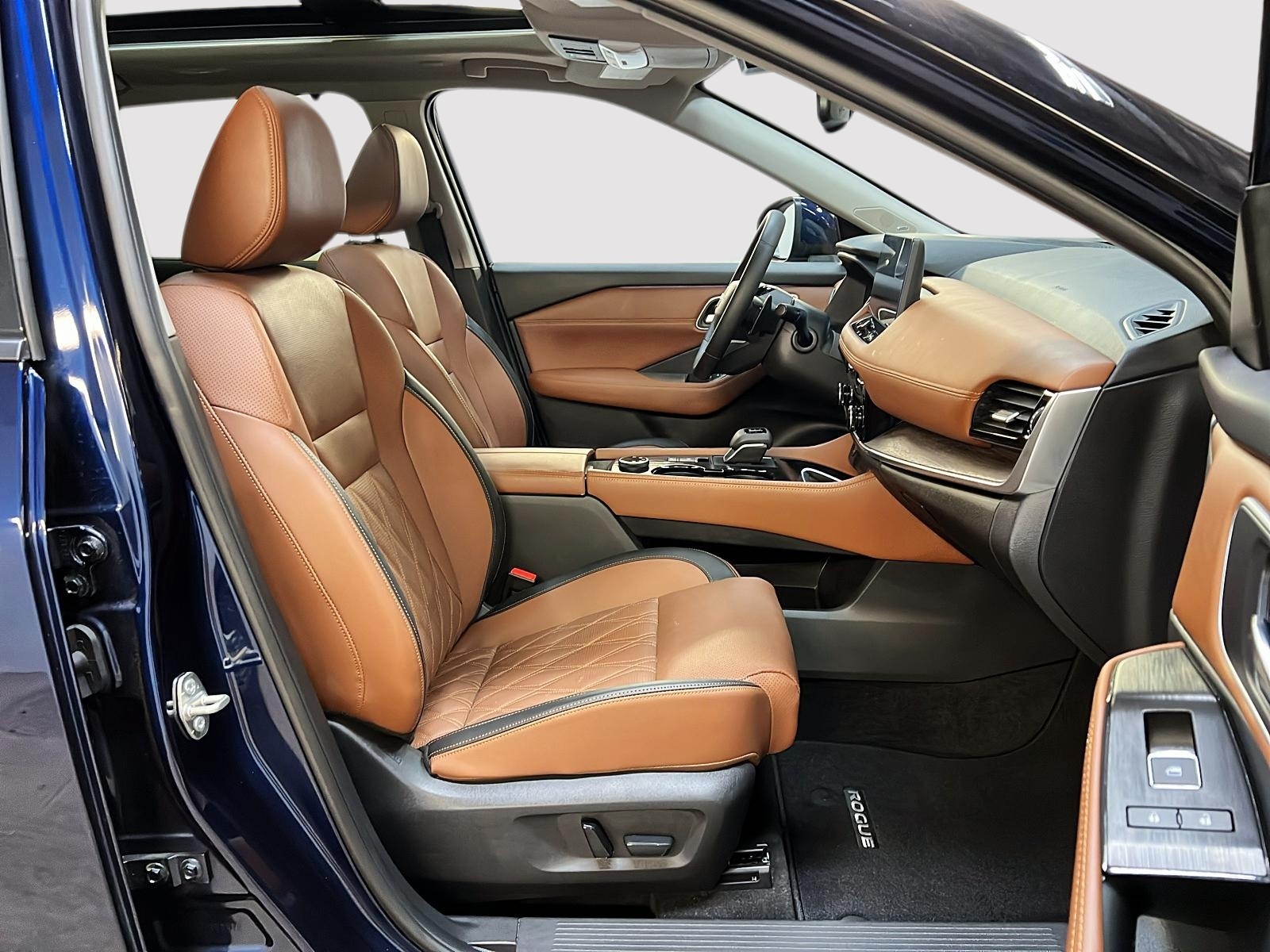 Nissan Rogue PLATINUM CUIR TOIT PANO NAV 4RM 2025 — photo 8
