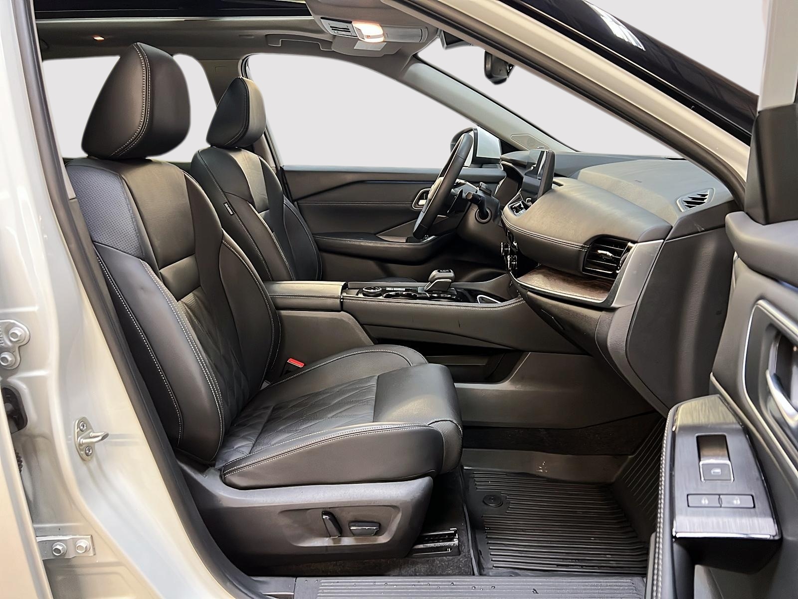 Nissan Rogue PLATINUM CUIR TOIT PANO NAV 4RM 2025 — photo 8