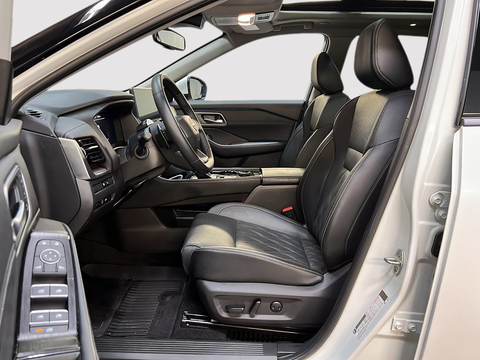 Nissan Rogue PLATINUM CUIR TOIT PANO NAV 4RM 2025 — photo 7