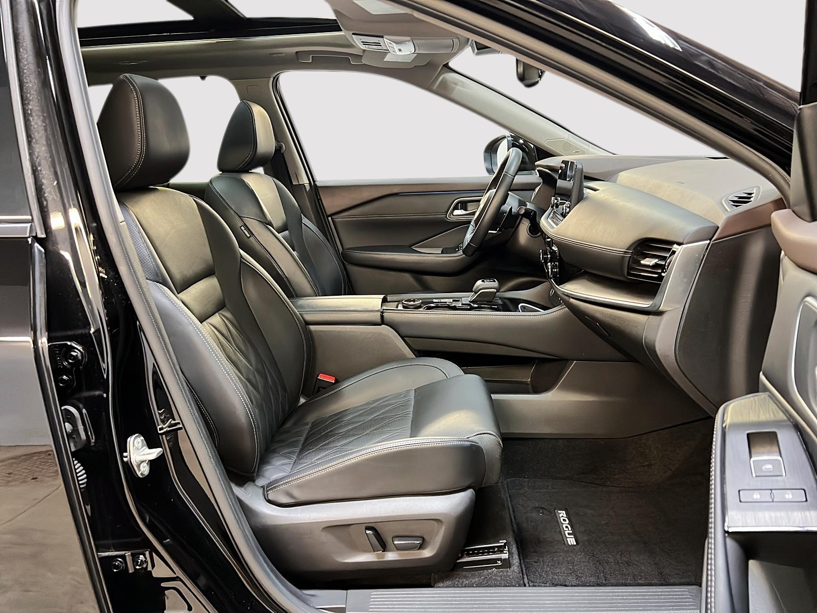 Nissan Rogue PLATINUM CUIR TOIT PANO NAV 4RM 2023 — photo 8