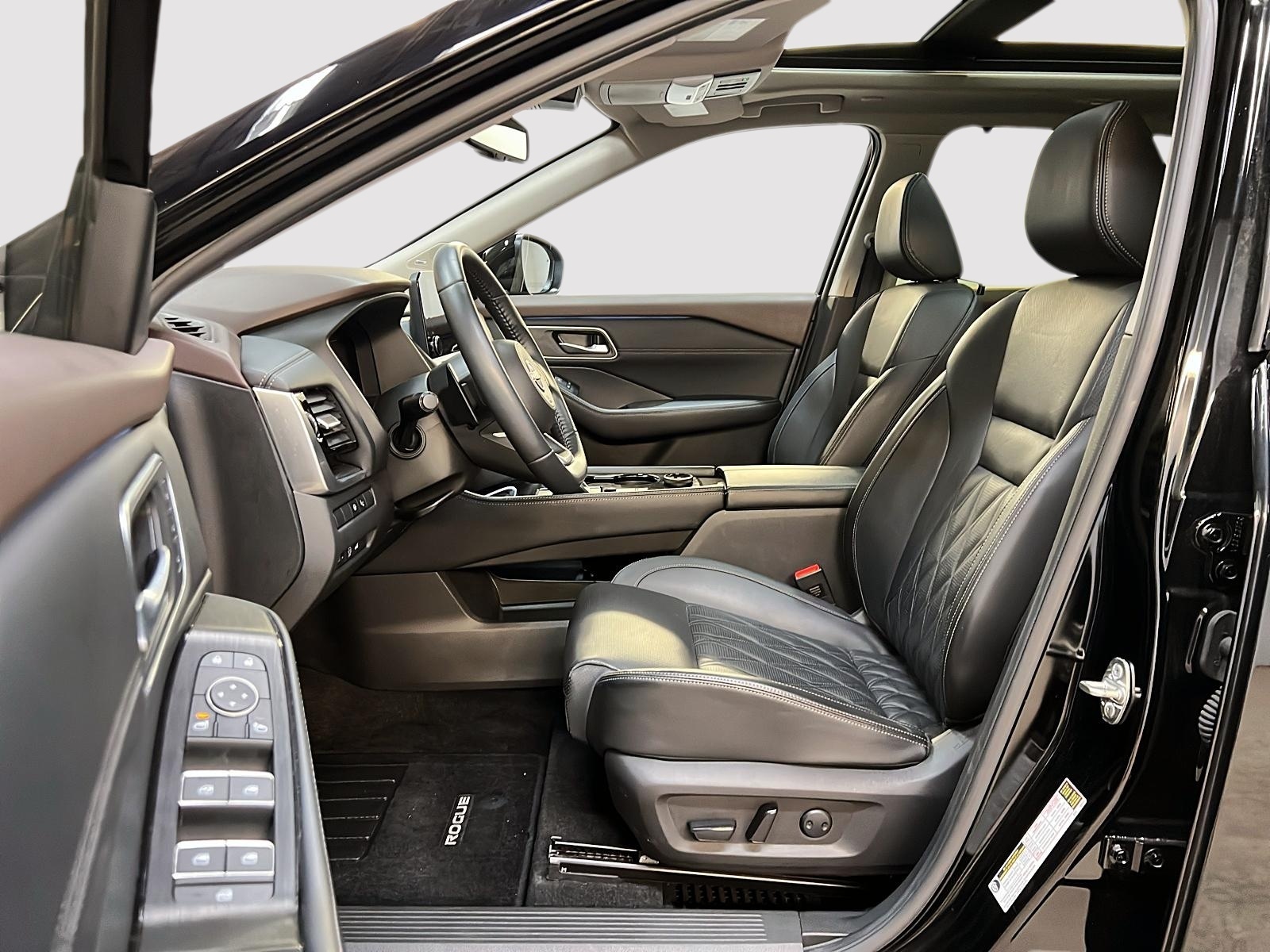 Nissan Rogue PLATINUM CUIR TOIT PANO NAV 4RM 2023 — photo 7
