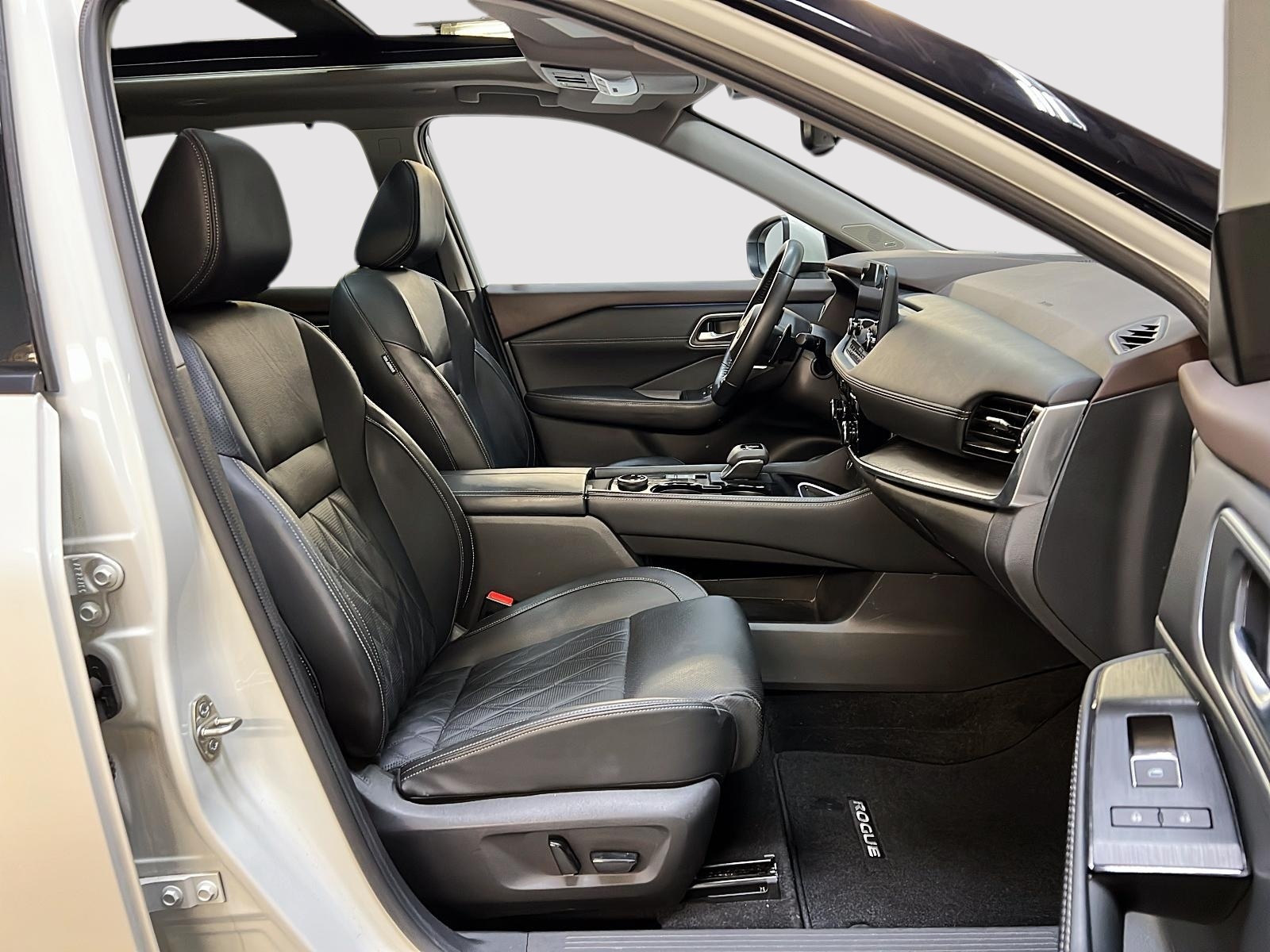 Nissan Rogue PLATINUM CUIR TOIT PANO NAV 4RM 2023 — photo 8