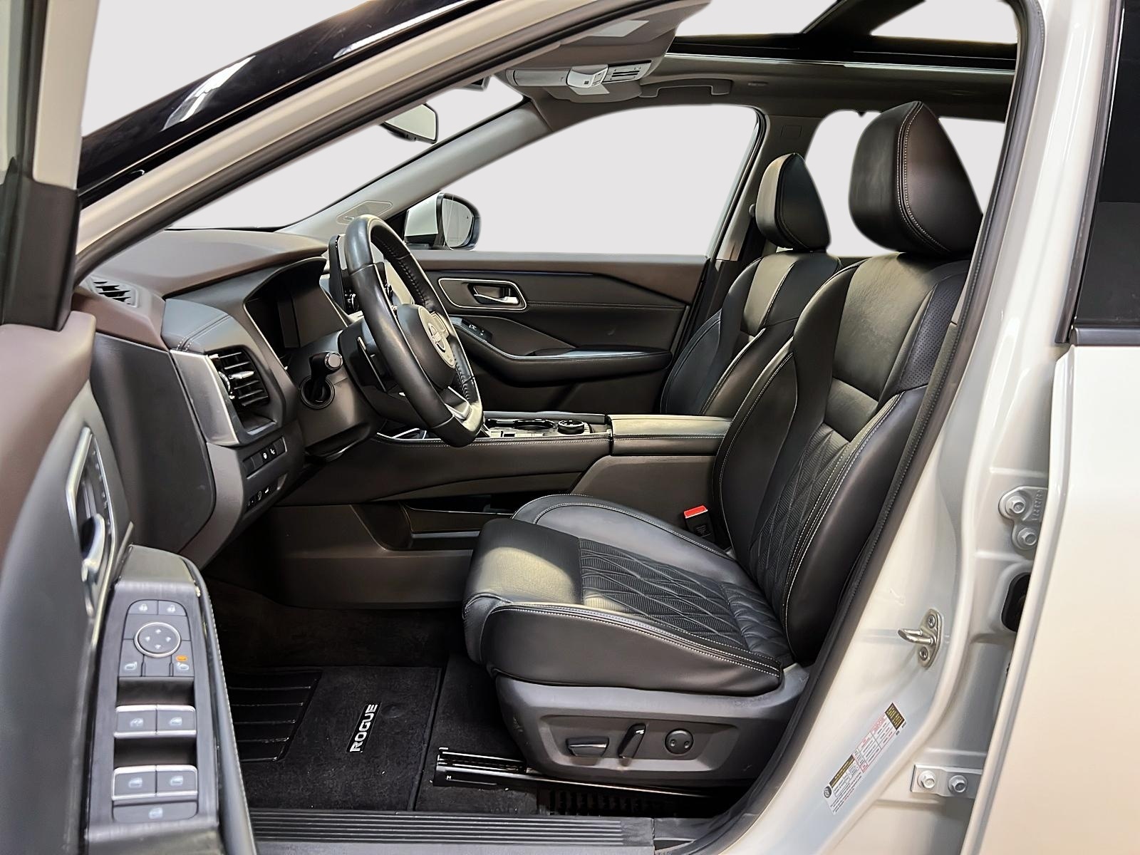 Nissan Rogue PLATINUM CUIR TOIT PANO NAV 4RM 2023 — photo 7