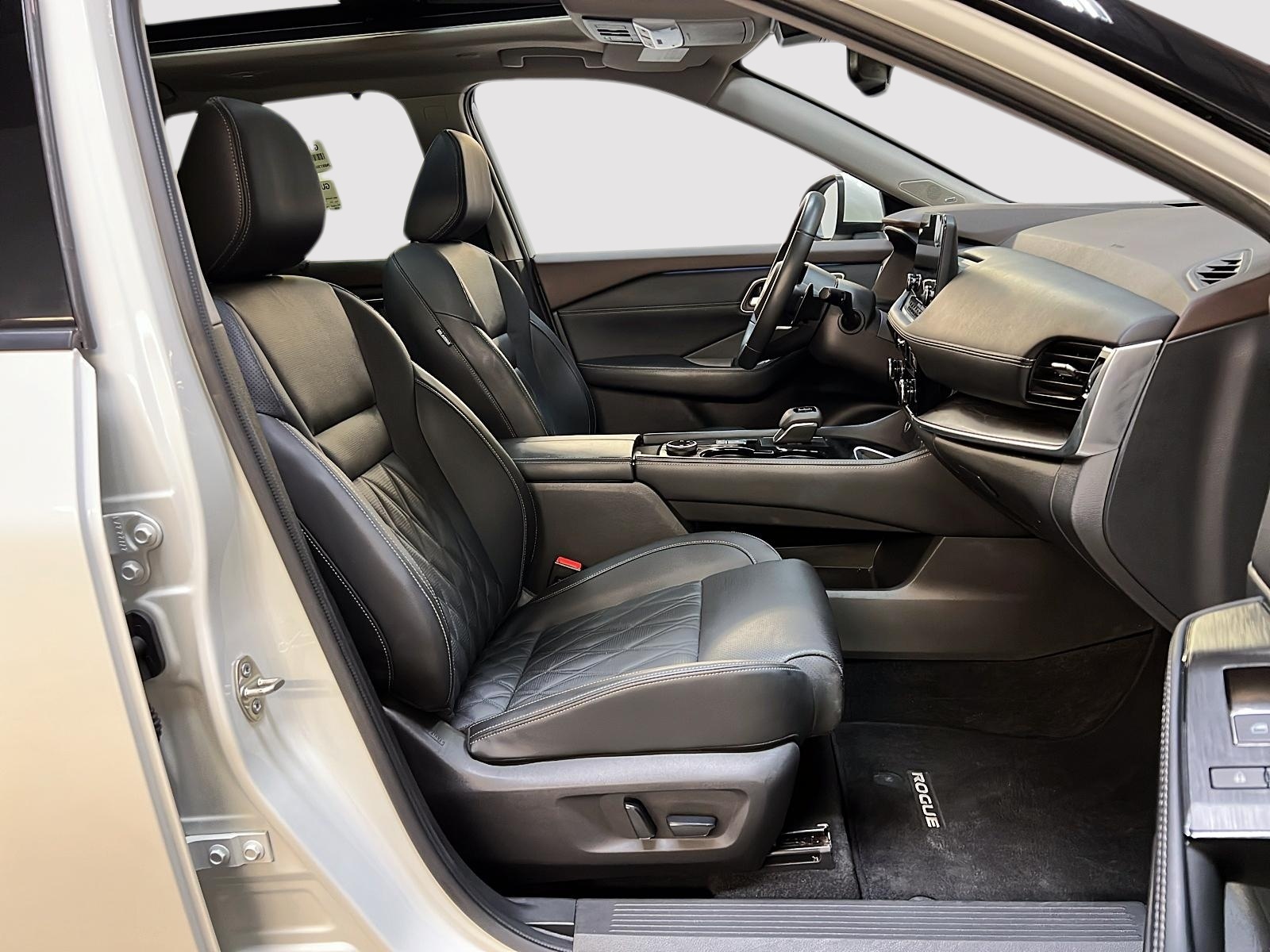 Nissan Rogue PLATINUM CUIR TOIT PANO NAV 4RM 2023 — photo 8