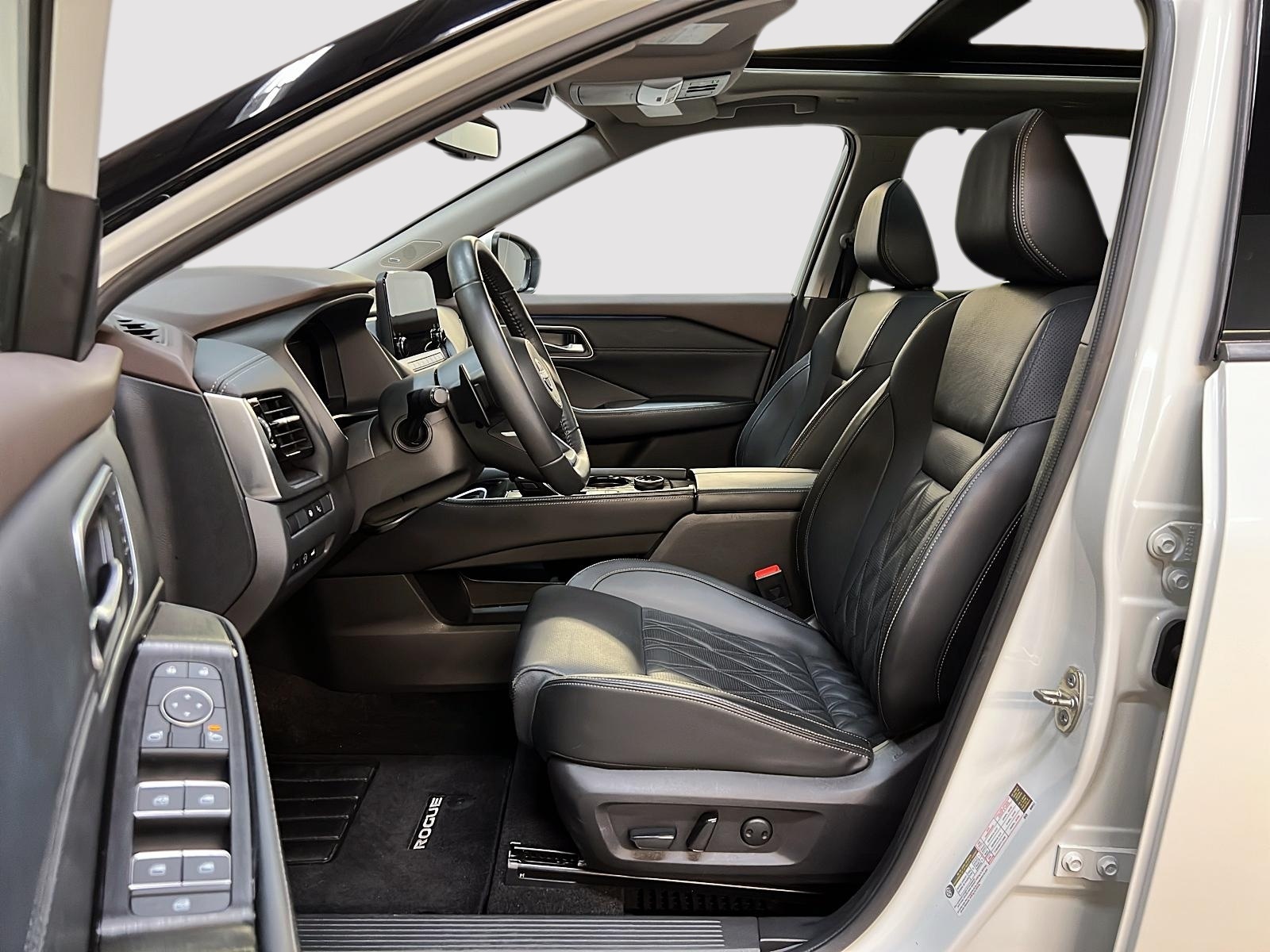 Nissan Rogue PLATINUM CUIR TOIT PANO NAV 4RM 2023 — photo 7