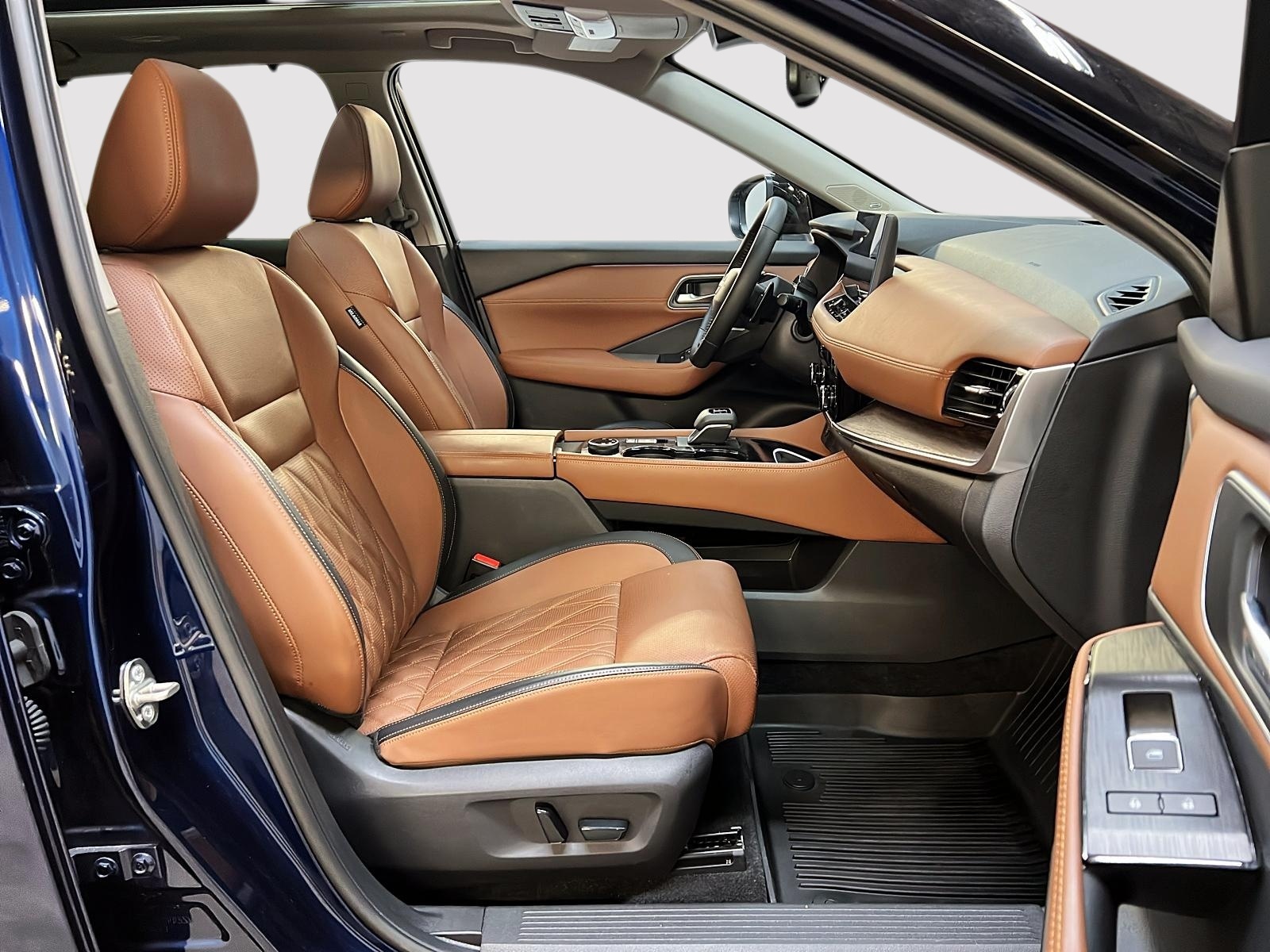 Nissan Rogue PLATINUM TECH CUIR TOIT PANO NAV 4RM 2025 — photo 8