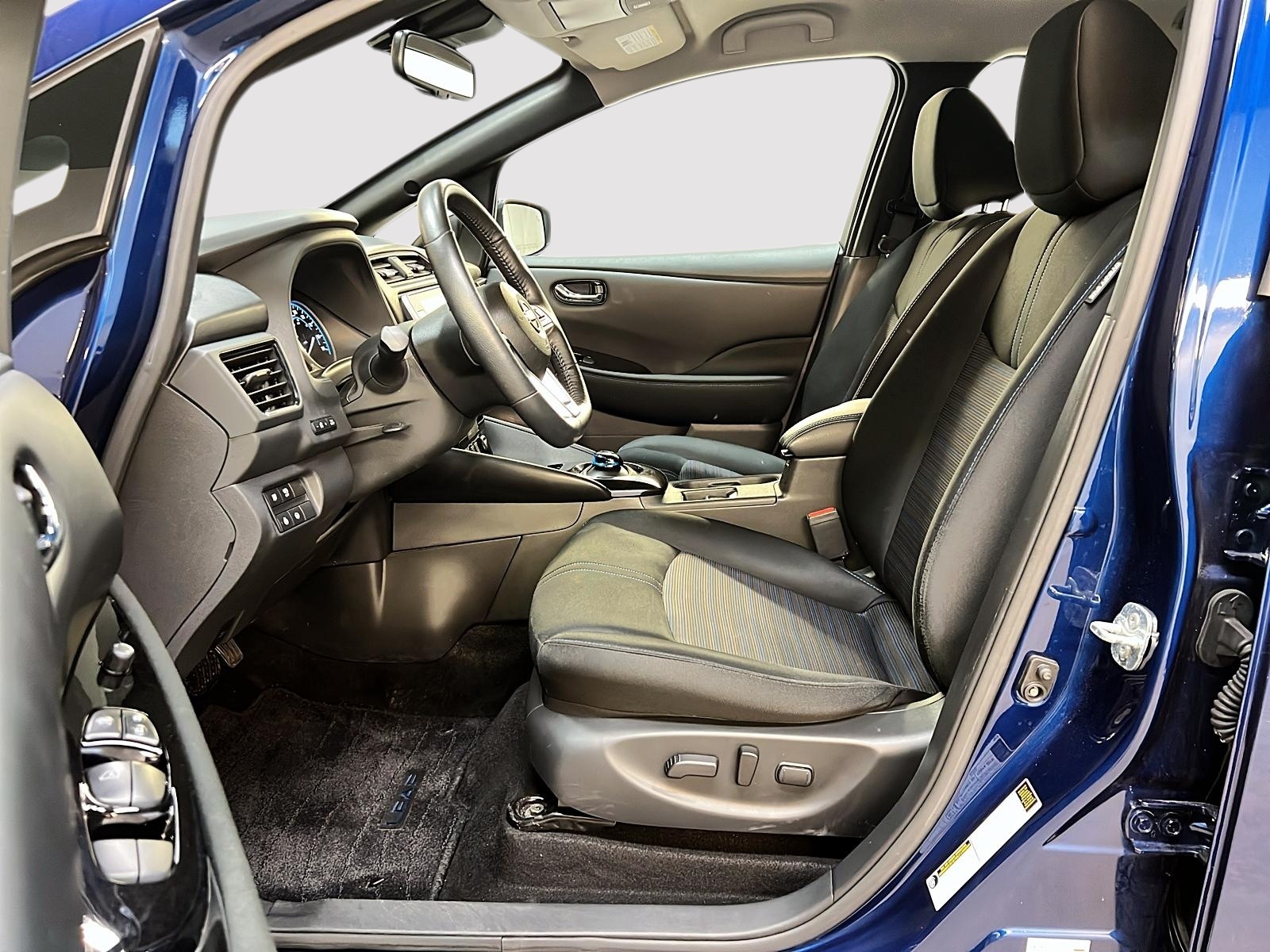 Nissan Leaf SV NAV 2023 — photo 7