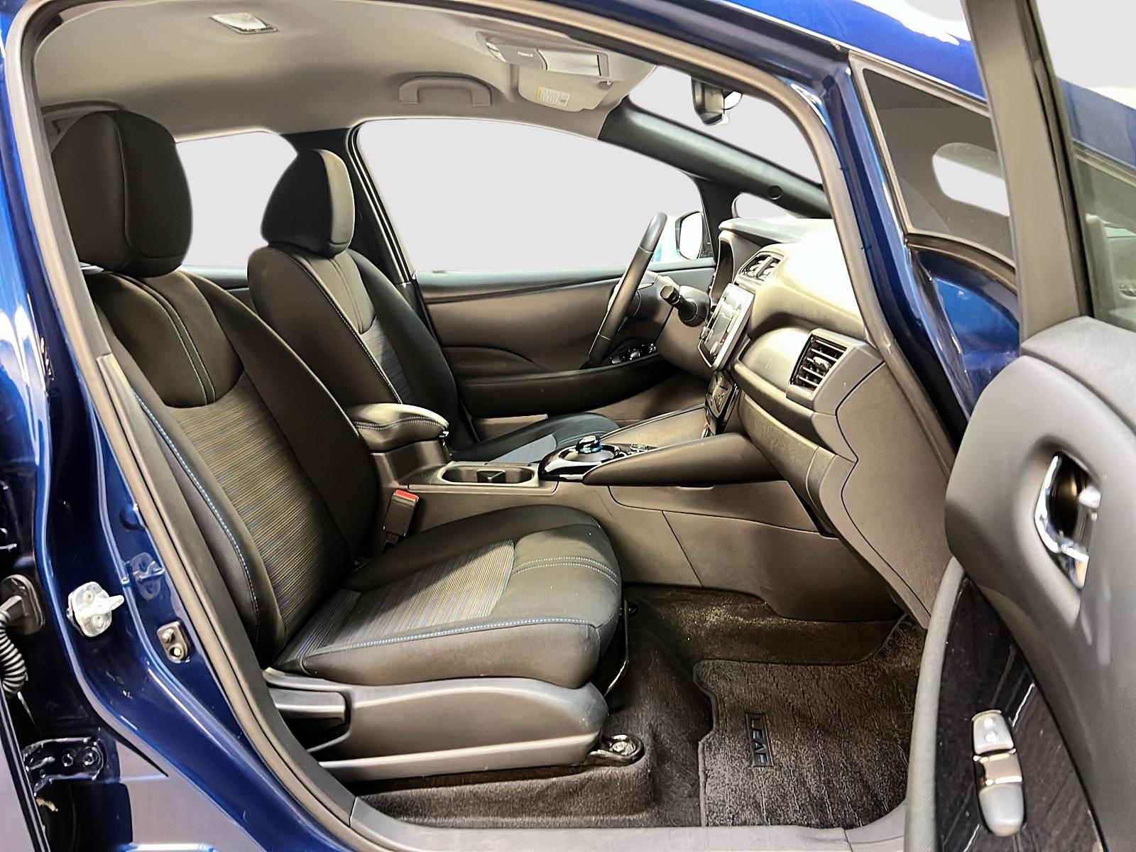 Nissan Leaf SV NAV 2023 — photo 8